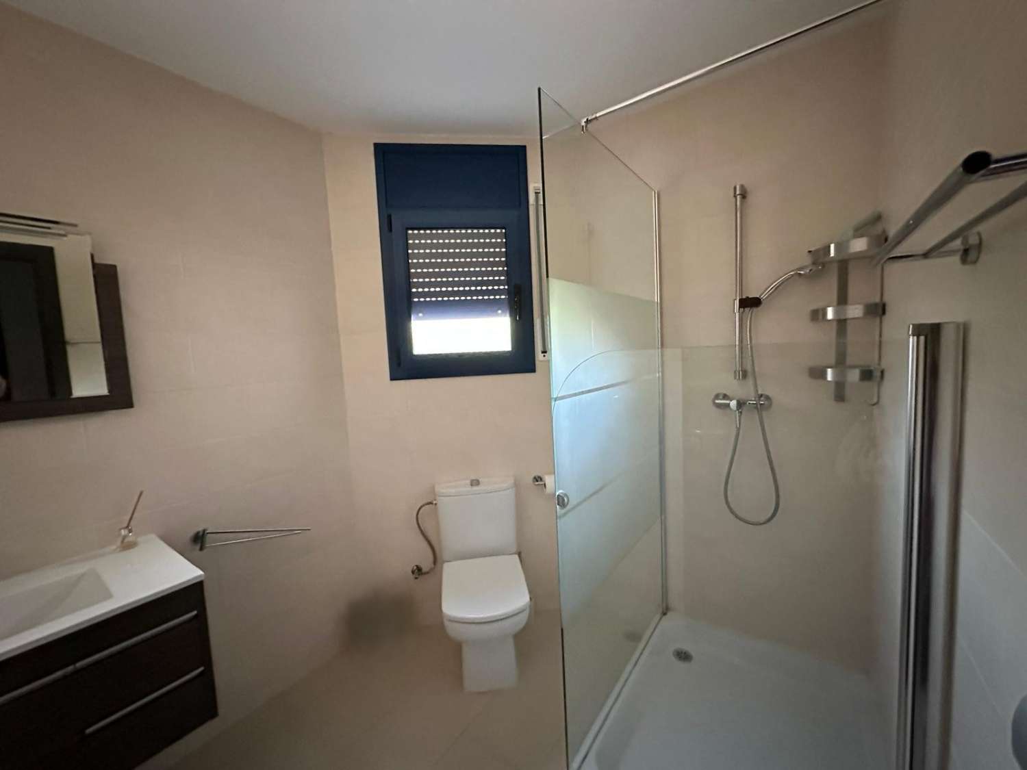 Kaunis moderni talo, jossa on oma uima-allas