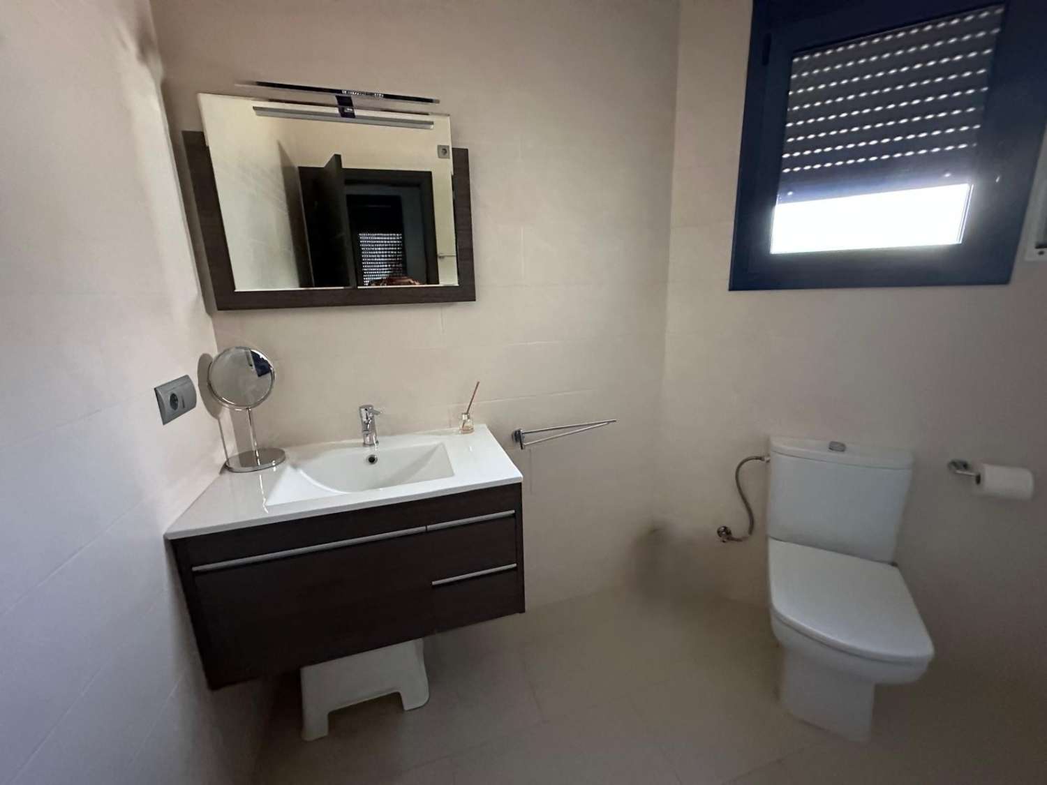 Kaunis moderni talo, jossa on oma uima-allas