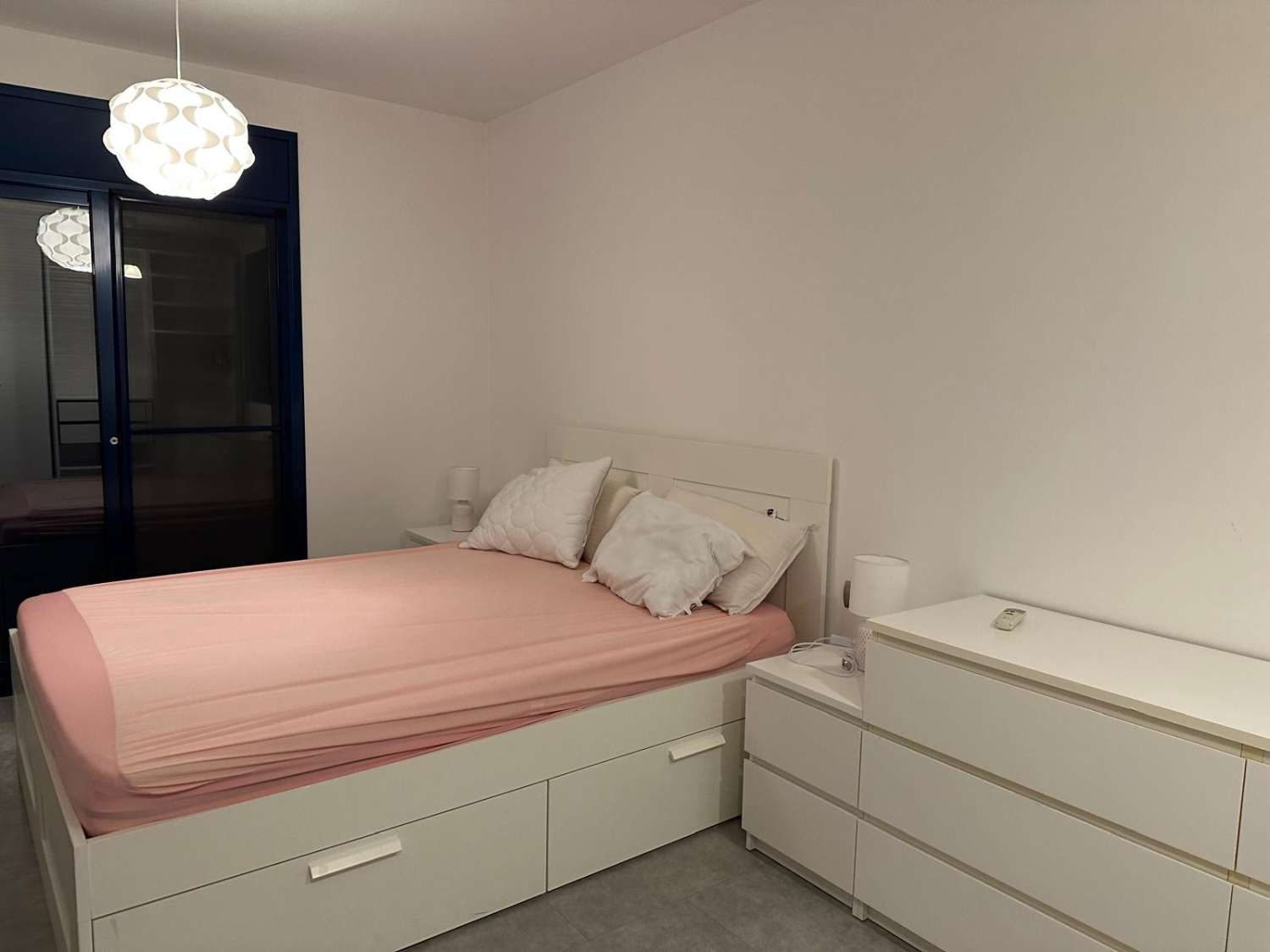 Kaunis moderni talo, jossa on oma uima-allas