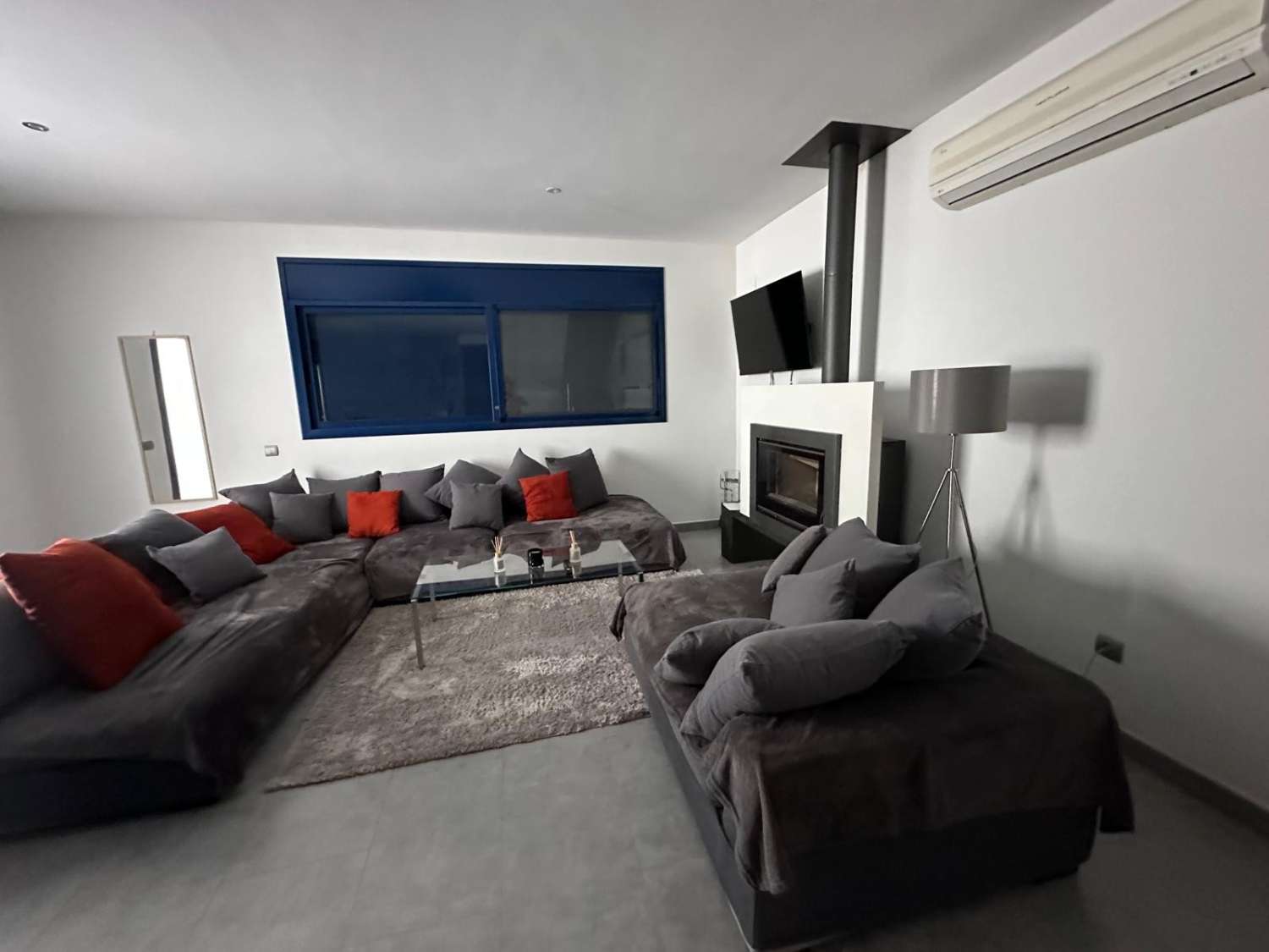 Kaunis moderni talo, jossa on oma uima-allas