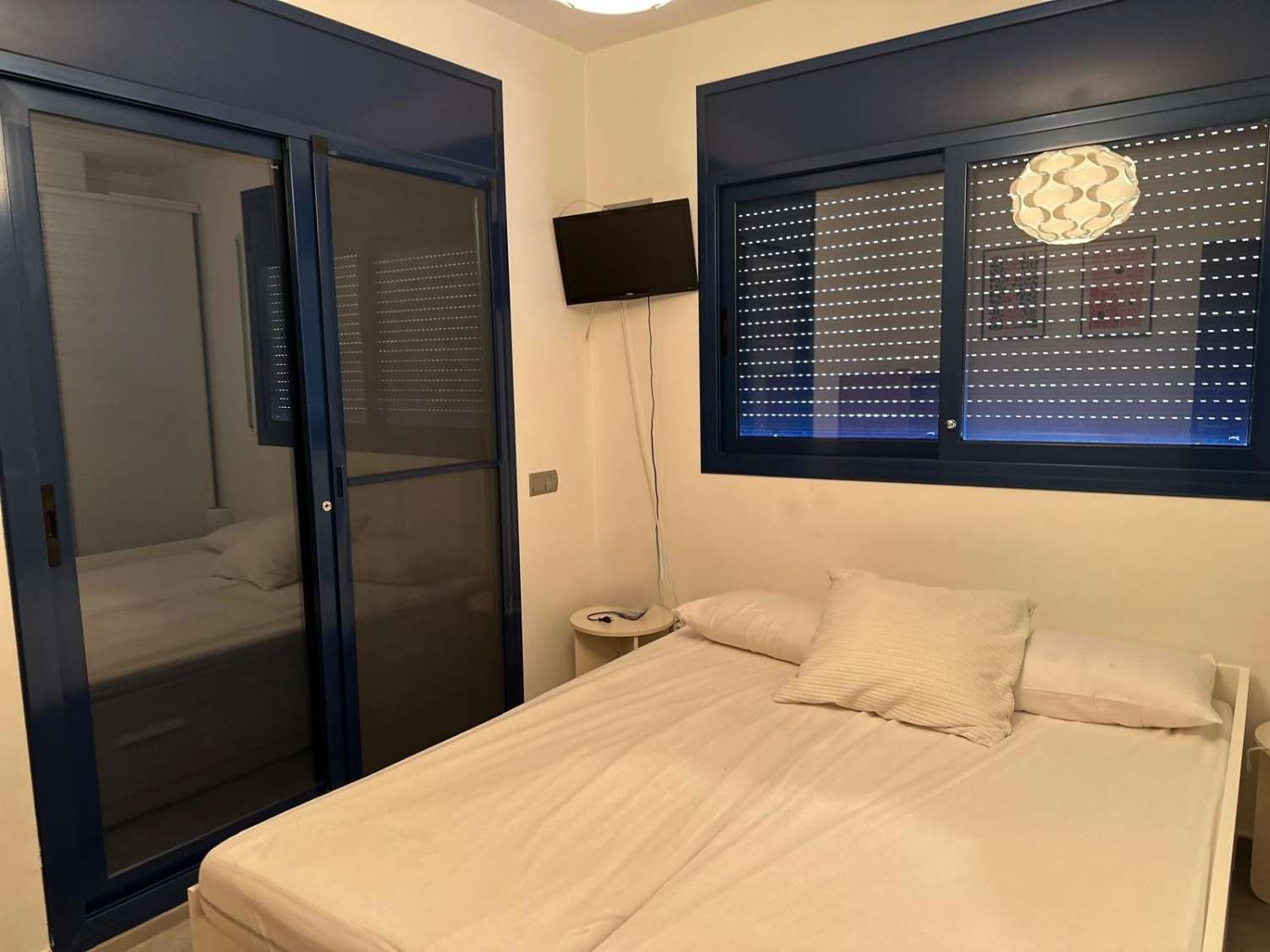 Kaunis moderni talo, jossa on oma uima-allas