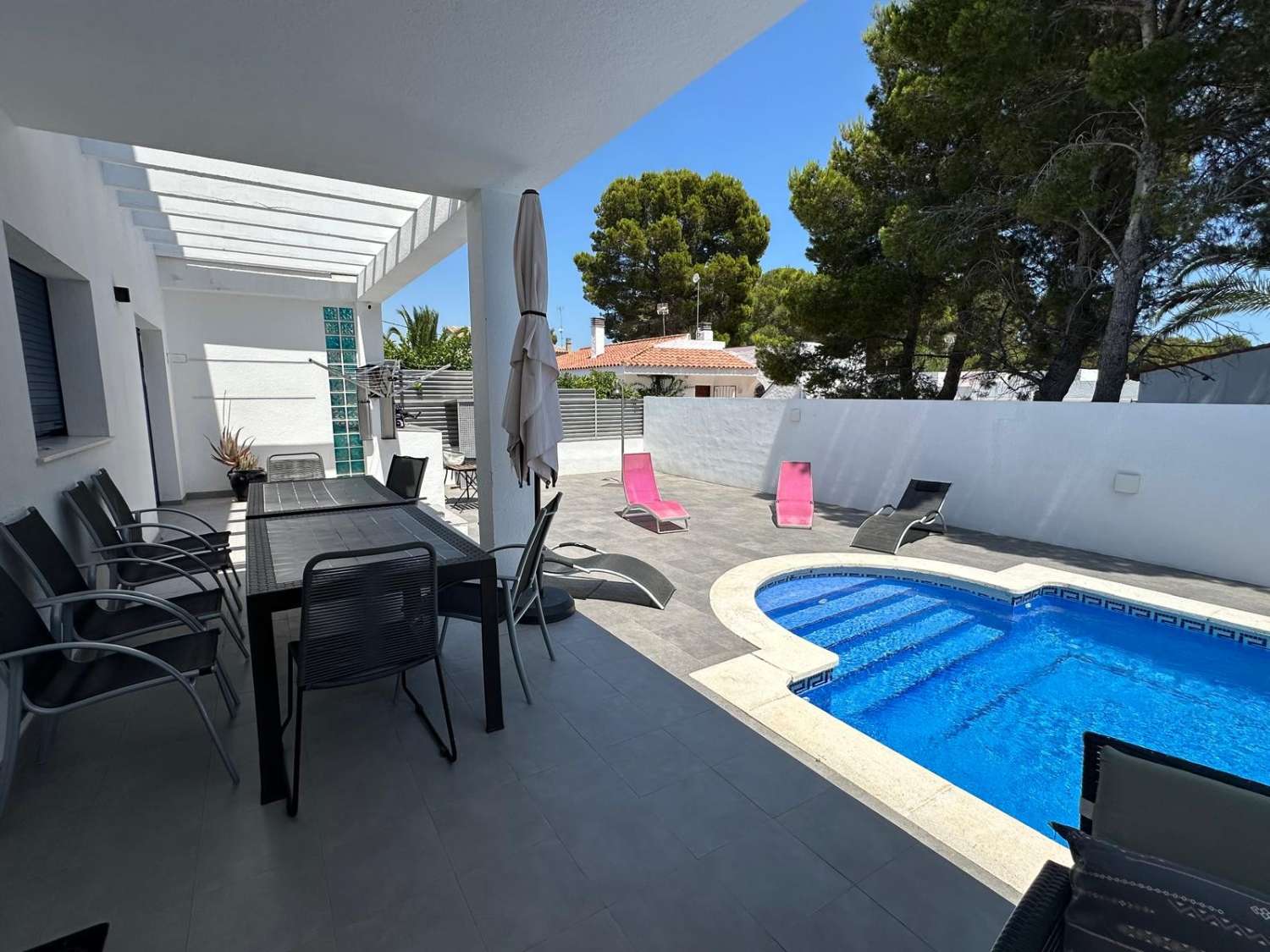 Kaunis moderni talo, jossa on oma uima-allas