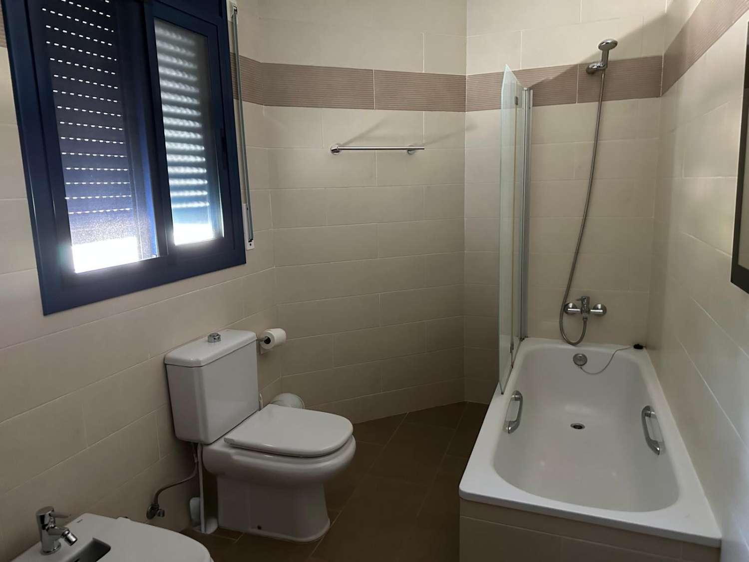 Kaunis moderni talo, jossa on oma uima-allas