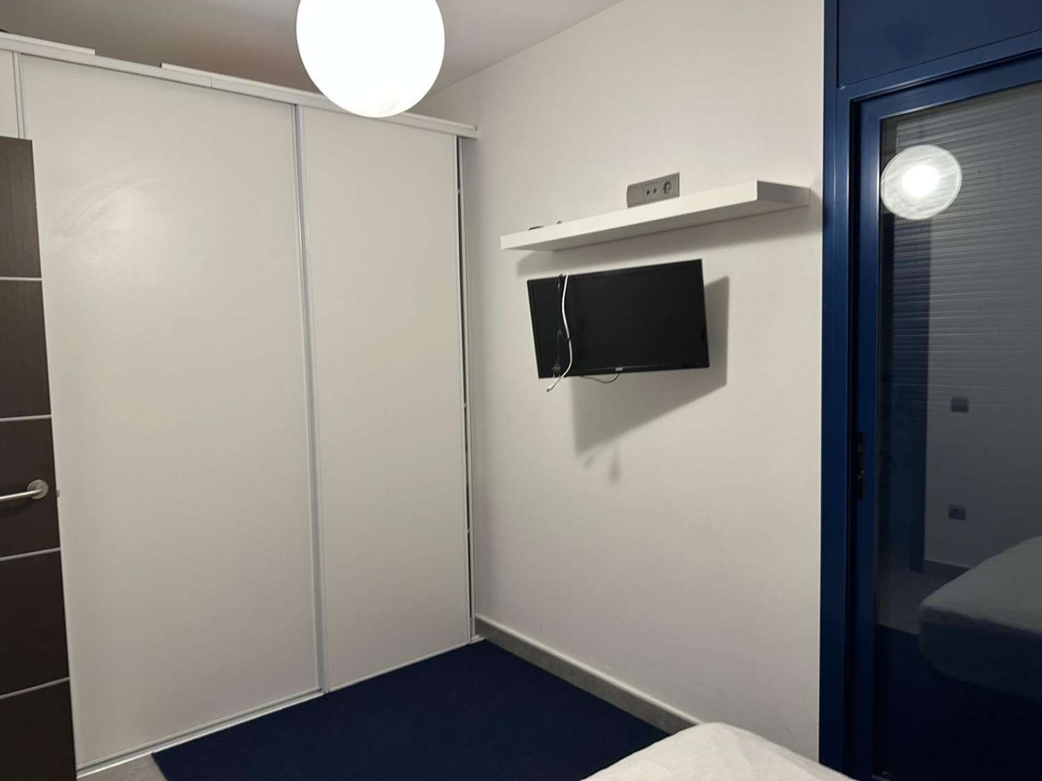 Kaunis moderni talo, jossa on oma uima-allas