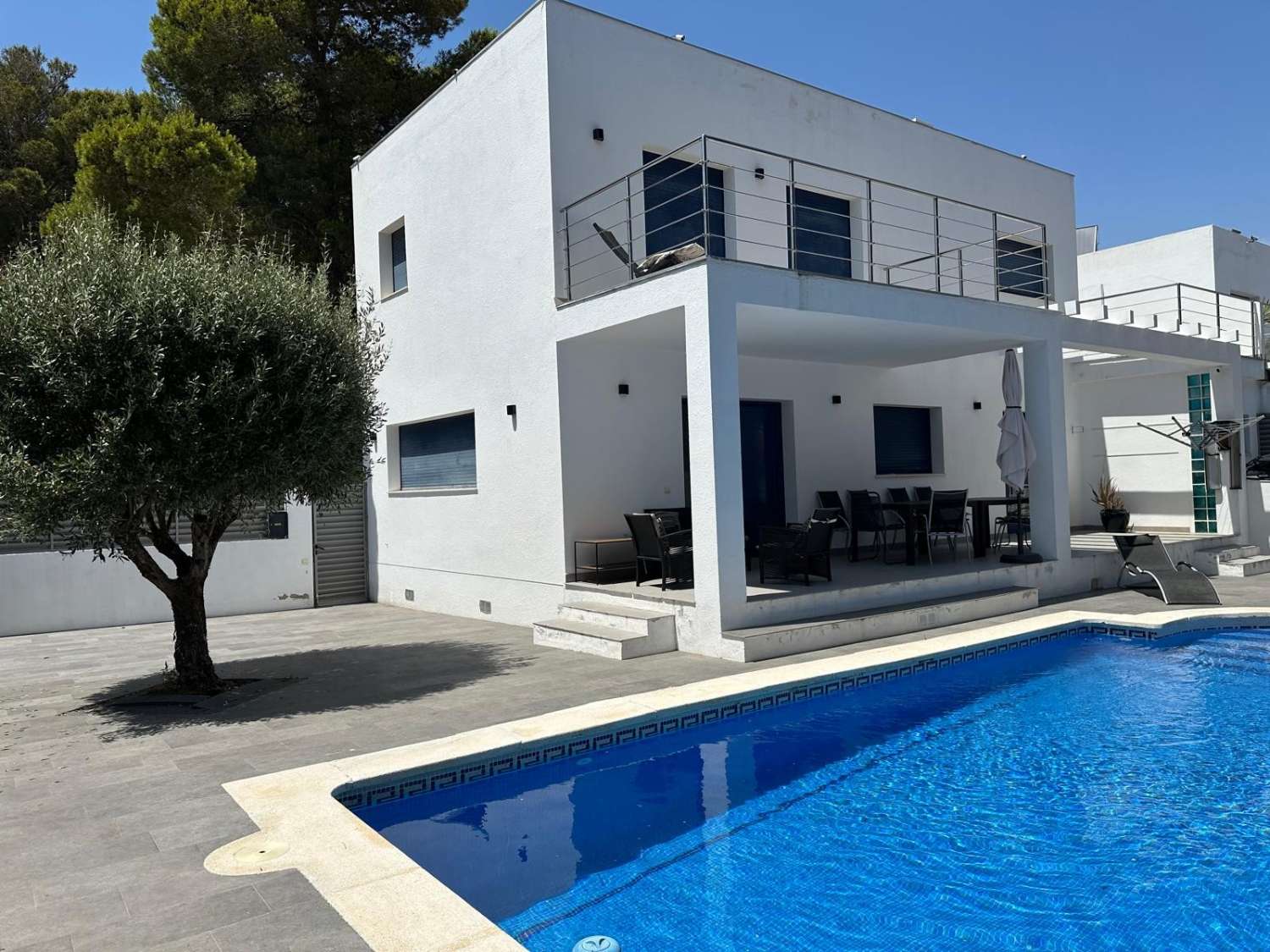 Kaunis moderni talo, jossa on oma uima-allas