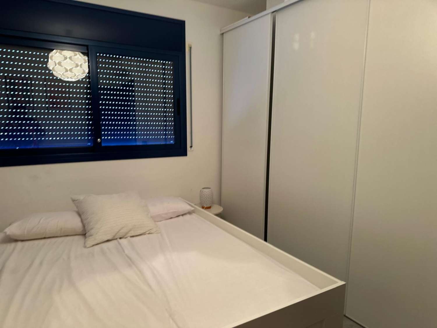 Kaunis moderni talo, jossa on oma uima-allas