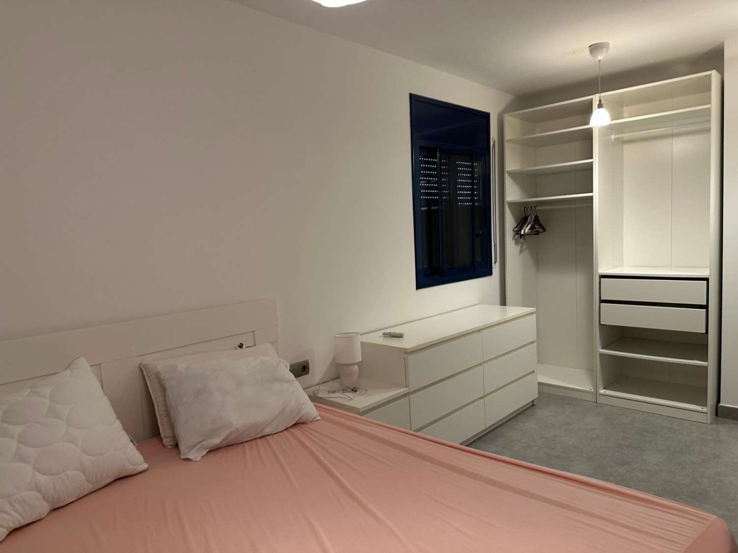 Kaunis moderni talo, jossa on oma uima-allas