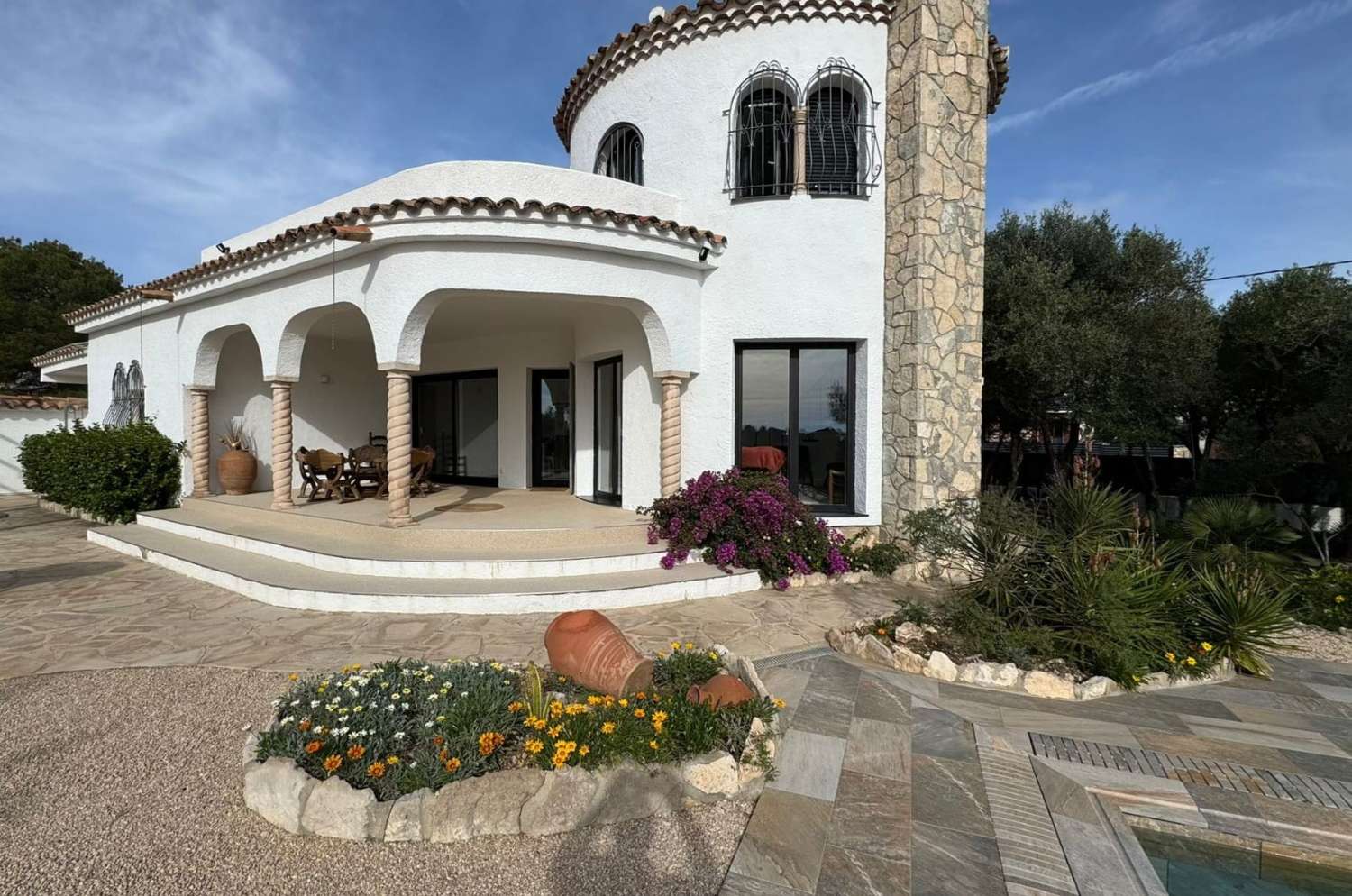 Harvinainen: Kaunis talo suurella tontilla merinäköalalla