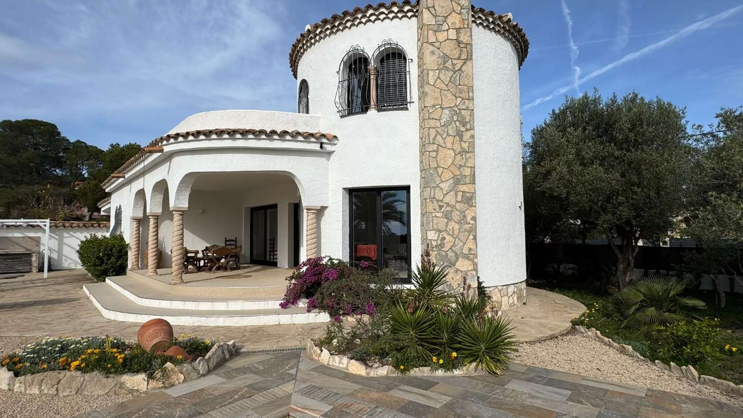 Schönes Haus mit herrlichem Spiegelpool in Las Tres Calas