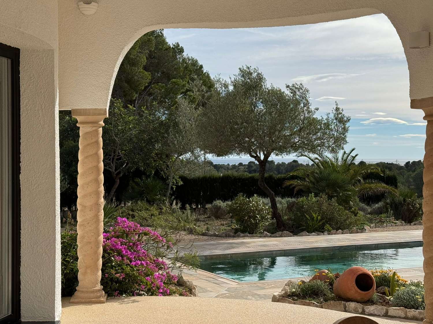 Schönes Haus mit herrlichem Spiegelpool in Las Tres Calas