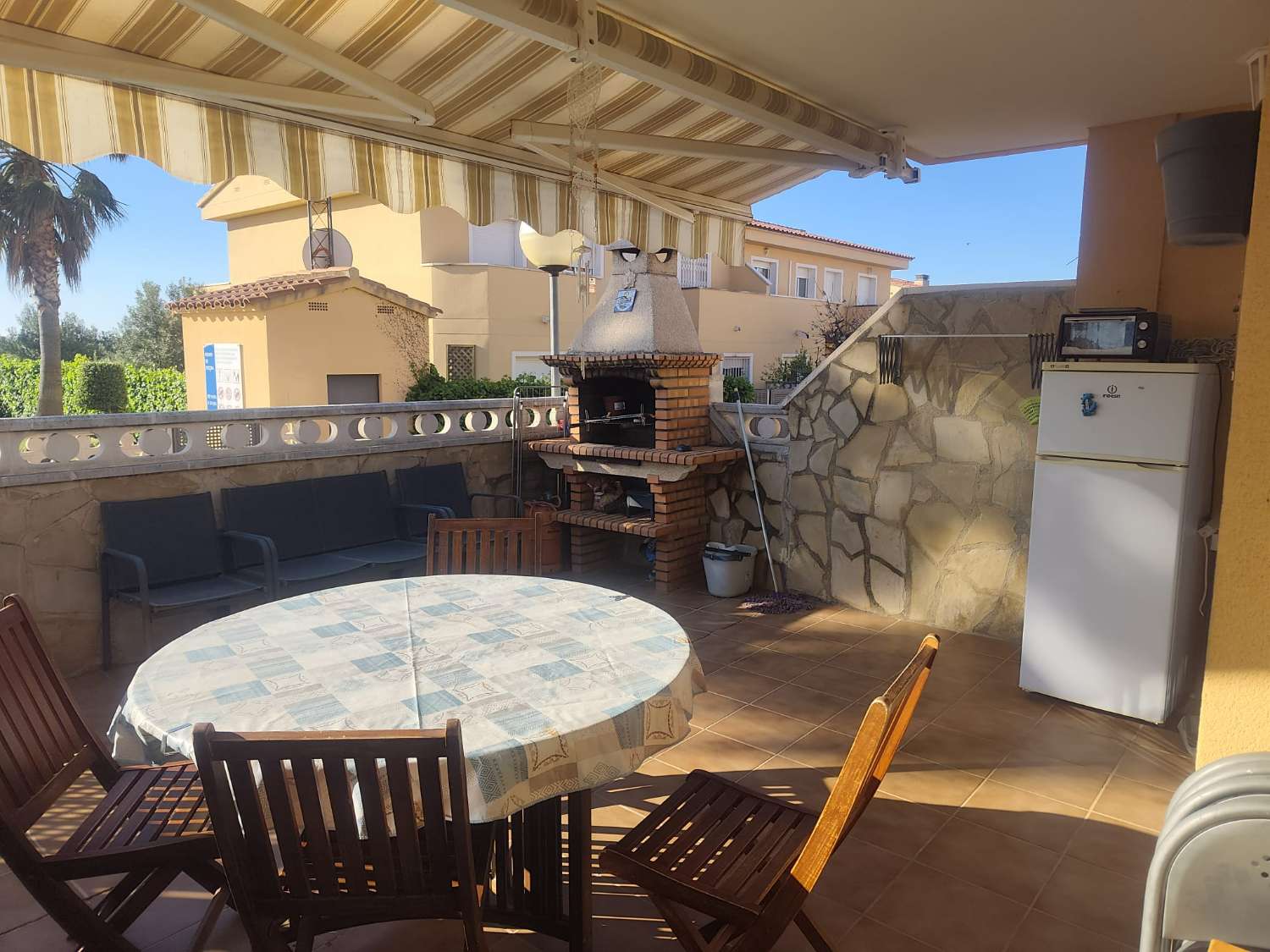 Casa adosada esquinera en Mont Roig del Camp