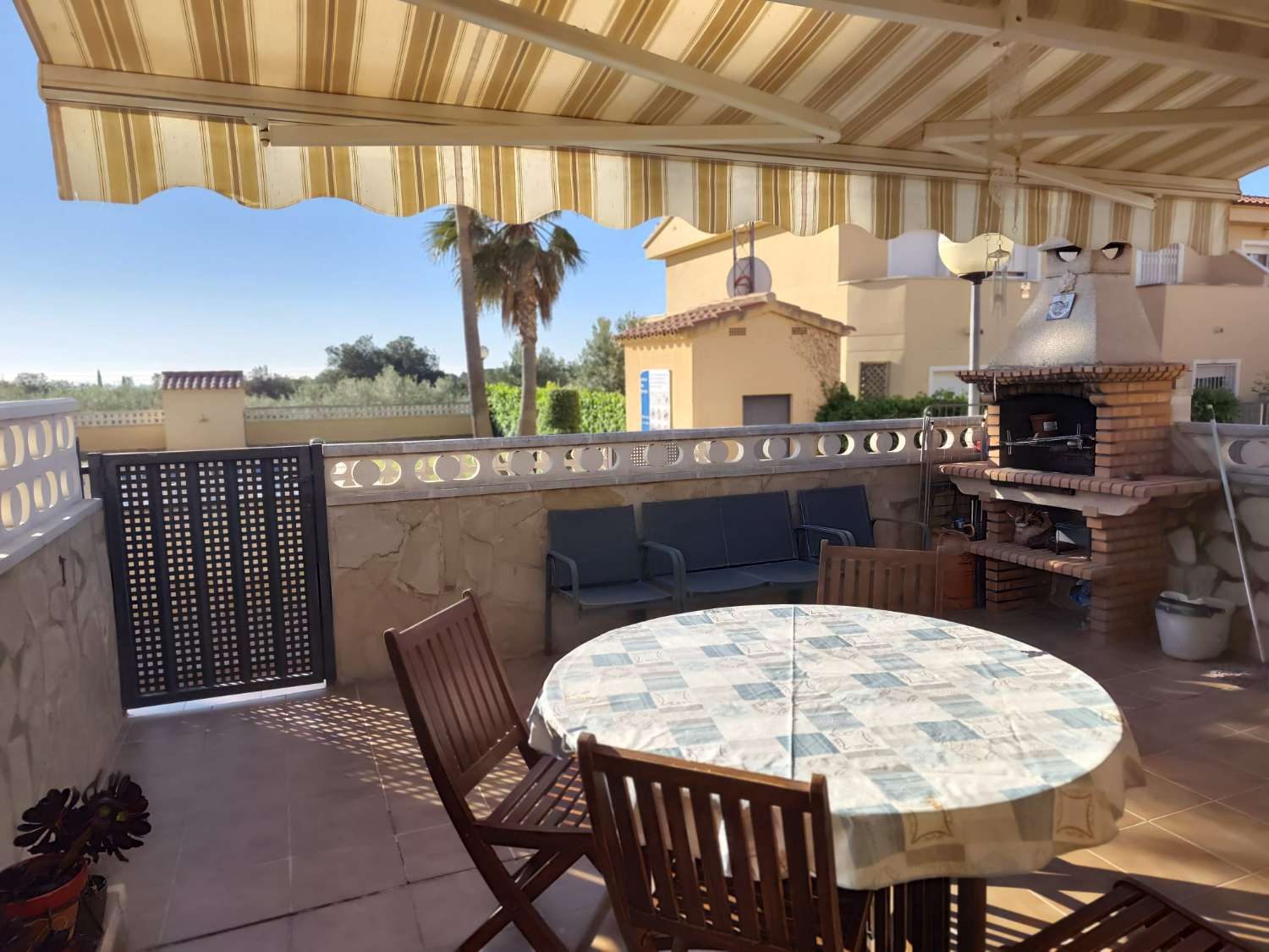 Casa adosada esquinera en Mont Roig del Camp