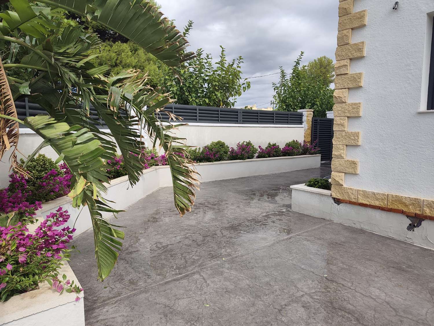 Exclusiva villa en Miami Platja, completamente rehabilitada y equipada con piscina, jacuzzi y acabados de lujo.