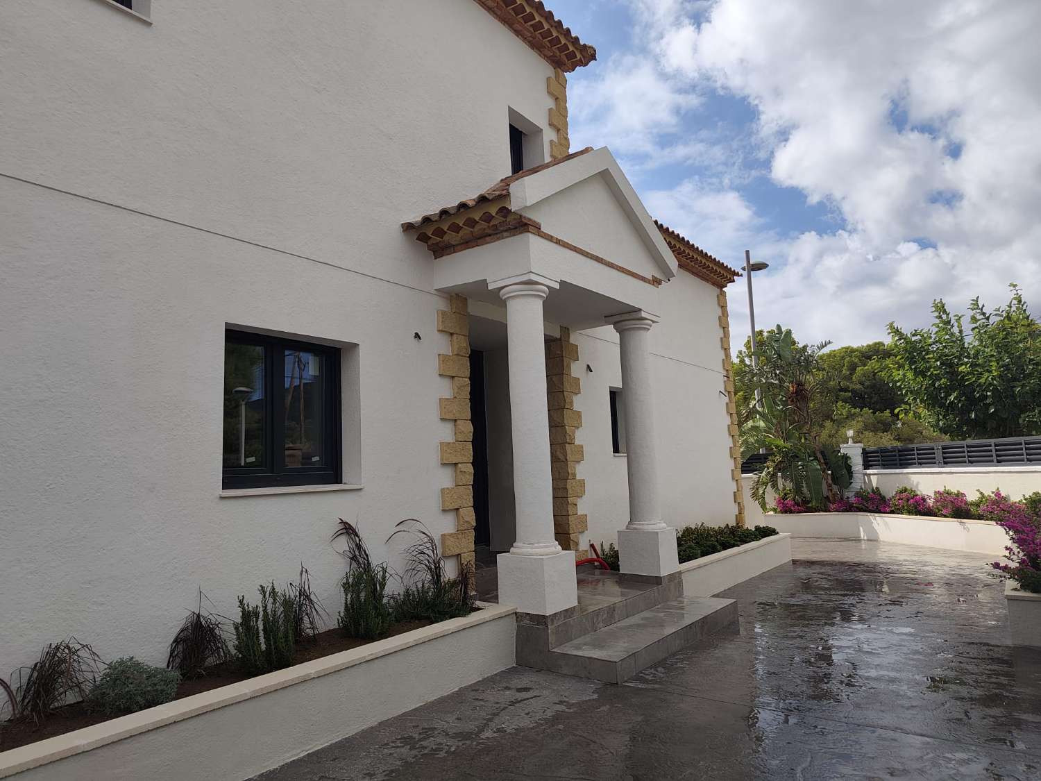 Exclusiva villa en Miami Platja, completamente rehabilitada y equipada con piscina, jacuzzi y acabados de lujo.