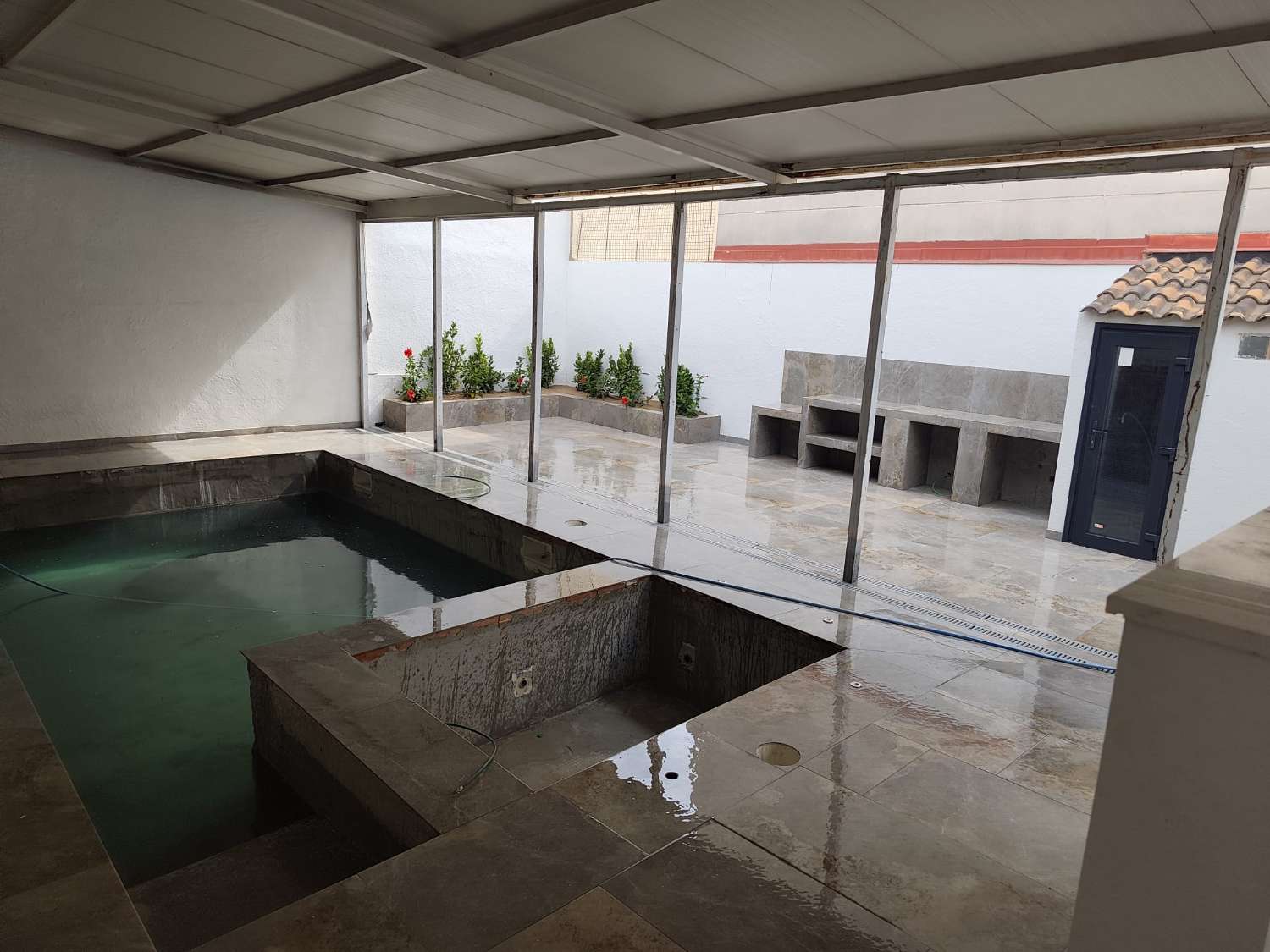 Exclusiva villa en Miami Platja, completamente rehabilitada y equipada con piscina, jacuzzi y acabados de lujo.