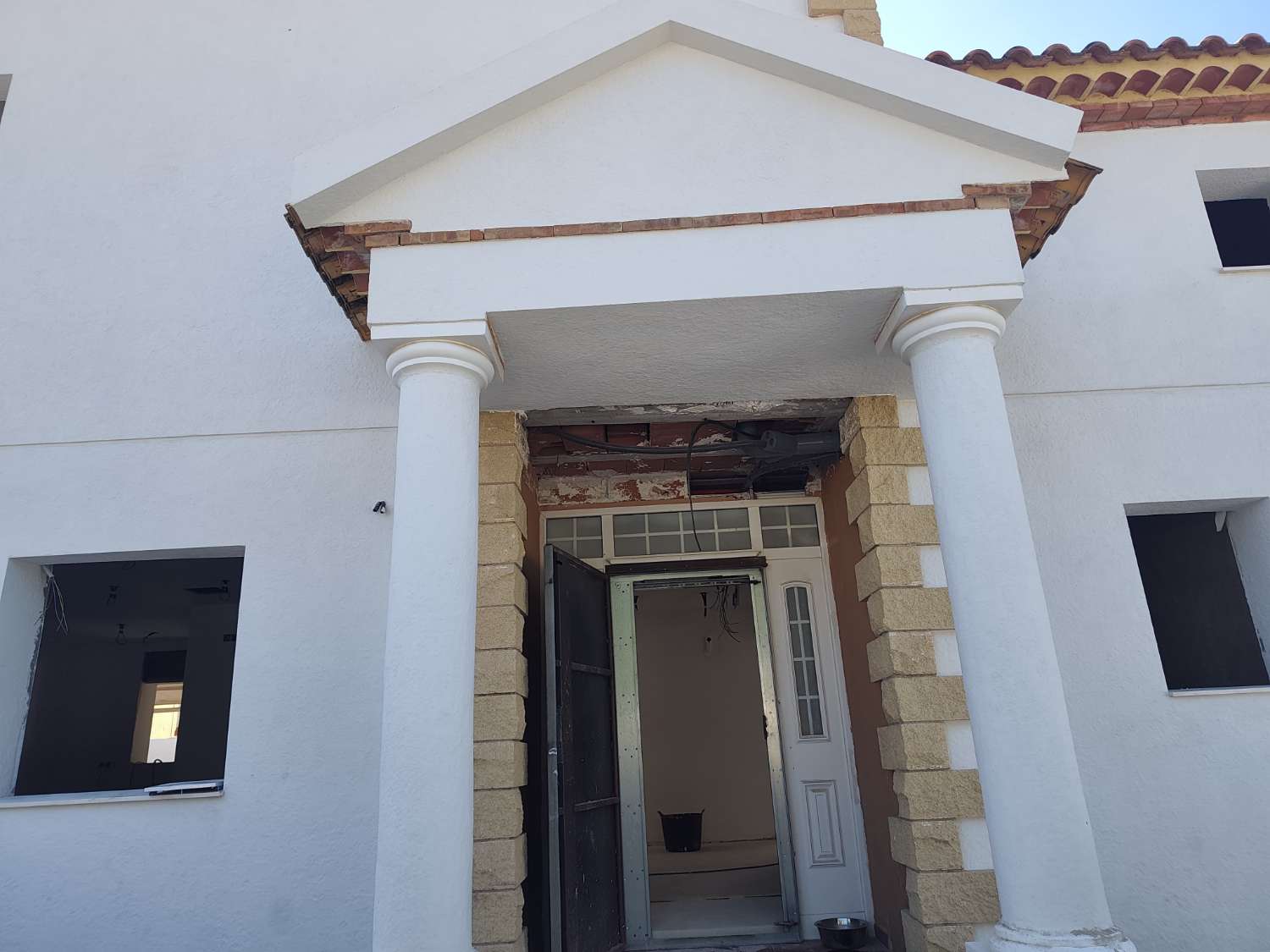 Exclusiva villa en Miami Platja en Rehabilitacion total con piscina, jacuzzi y acabados premium