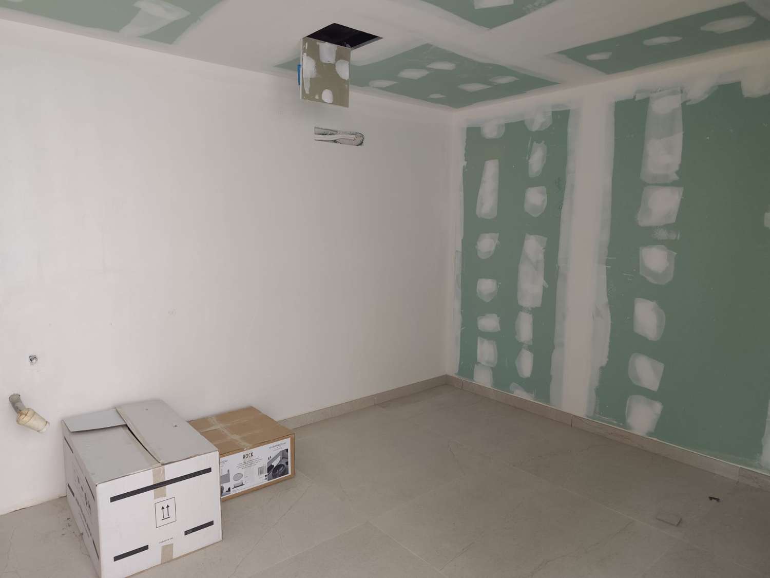 Exclusiva villa en Miami Platja, completamente rehabilitada y equipada con piscina, jacuzzi y acabados de lujo.