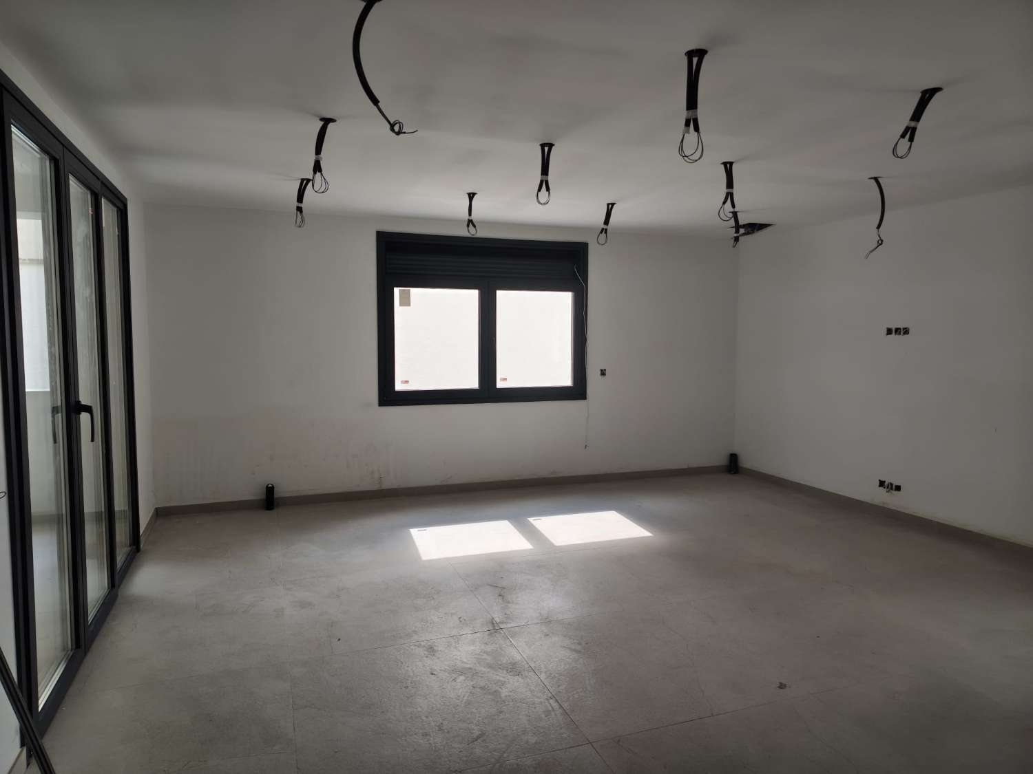 Exclusiva villa en Miami Platja, completamente rehabilitada y equipada con piscina, jacuzzi y acabados de lujo.