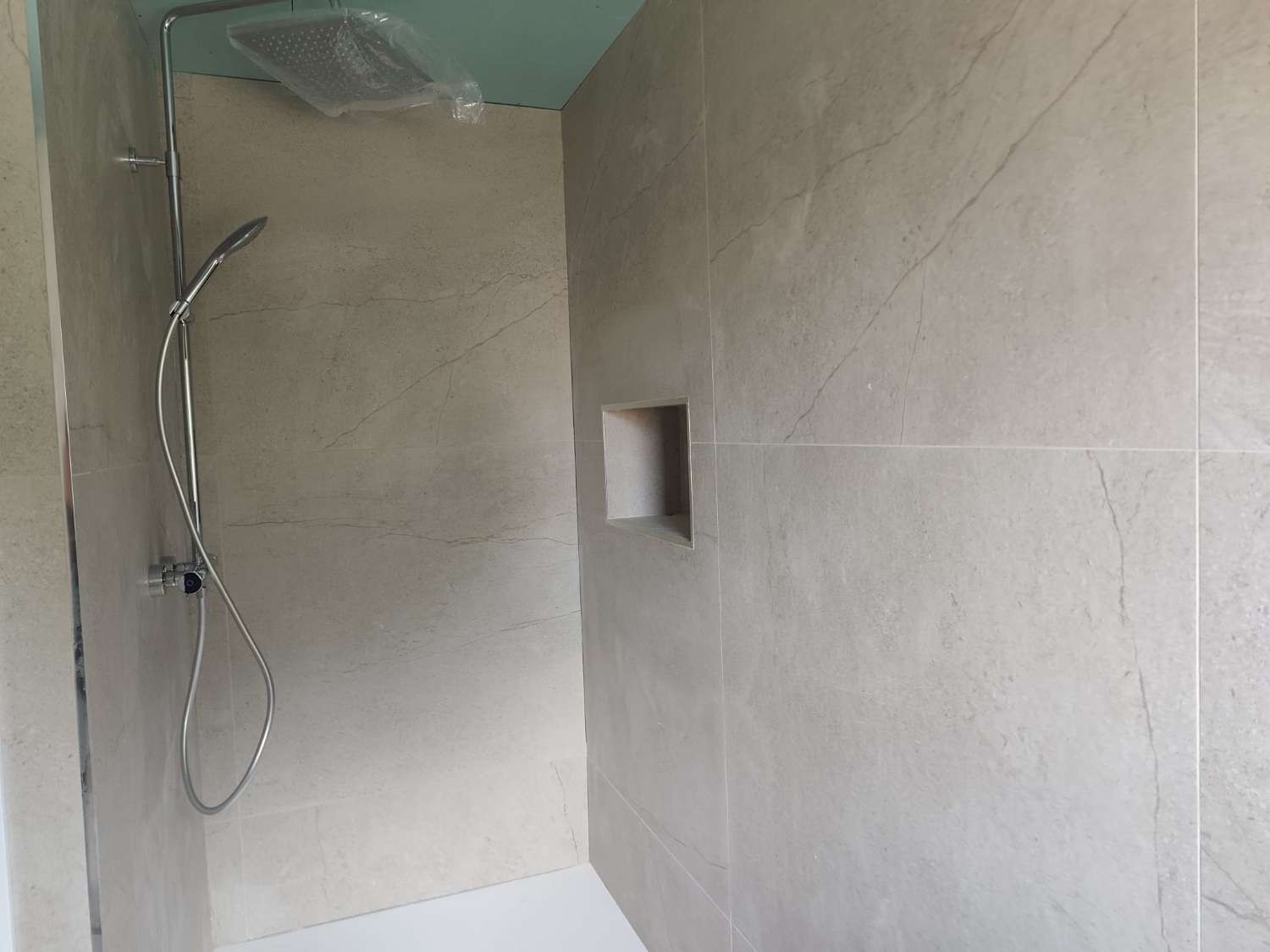 Exclusiva villa en Miami Platja, completamente rehabilitada y equipada con piscina, jacuzzi y acabados de lujo.