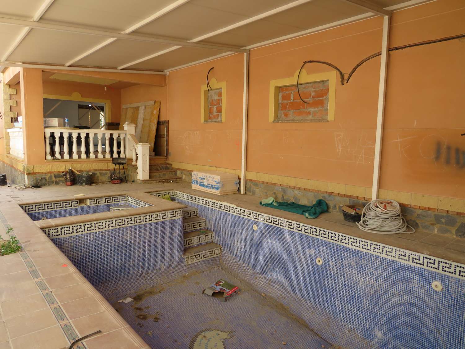 Exclusiva villa en Miami Platja en Rehabilitacion total con piscina, jacuzzi y acabados premium
