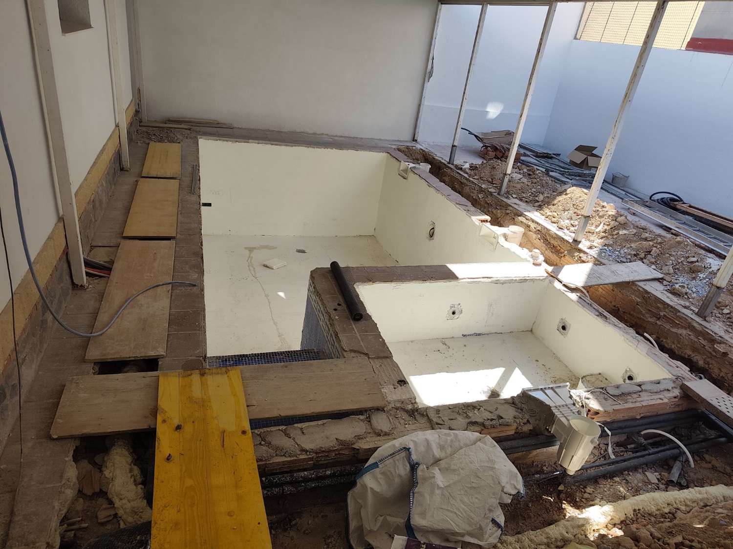 Exclusiva villa en Miami Platja en Rehabilitacion total con piscina, jacuzzi y acabados premium