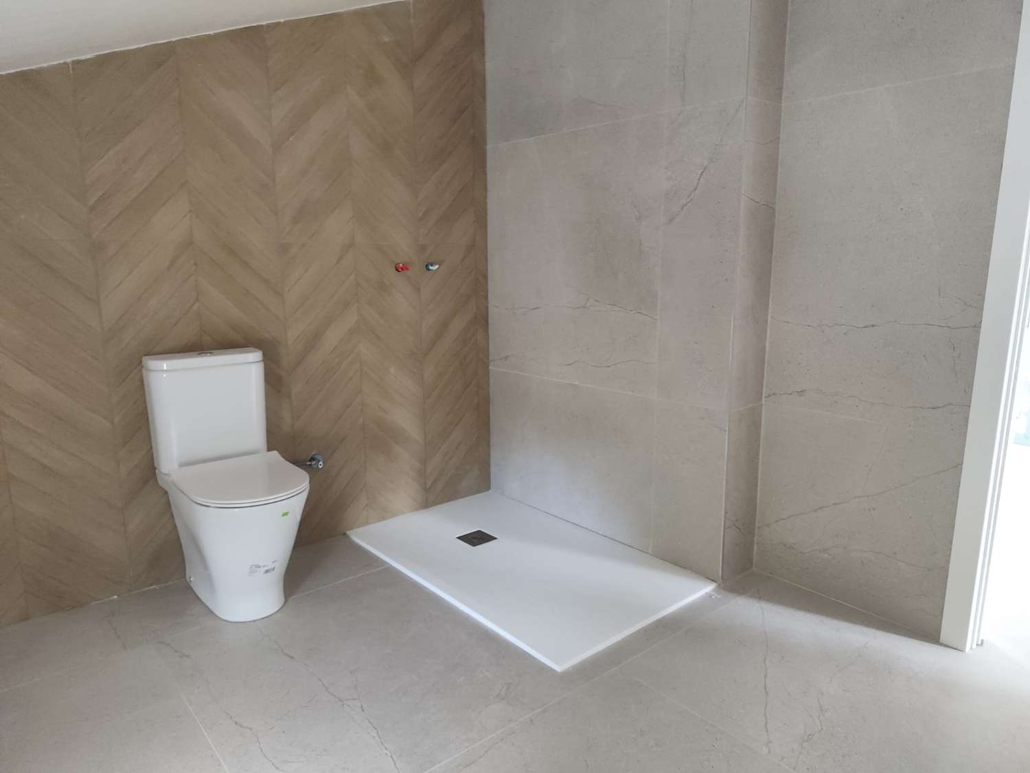 Exclusiva villa en Miami Platja, completamente rehabilitada y equipada con piscina, jacuzzi y acabados de lujo.