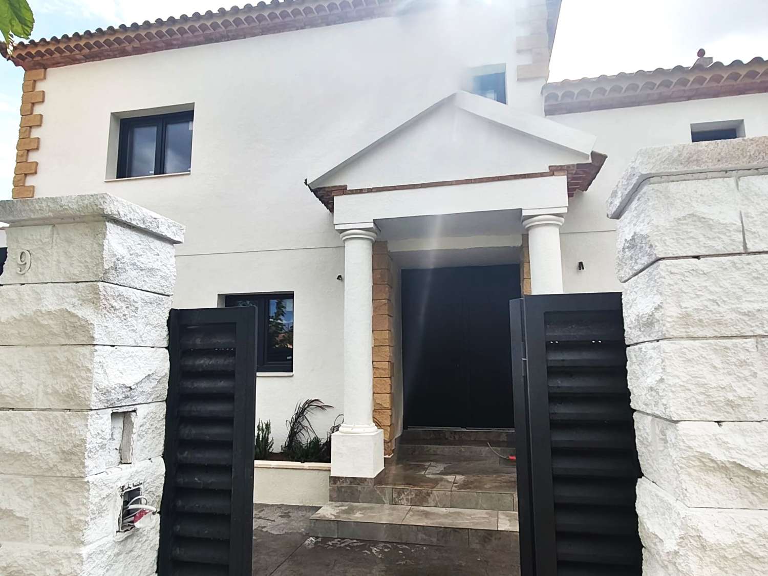 Exclusiva villa en Miami Platja, completamente rehabilitada y equipada con piscina, jacuzzi y acabados de lujo.
