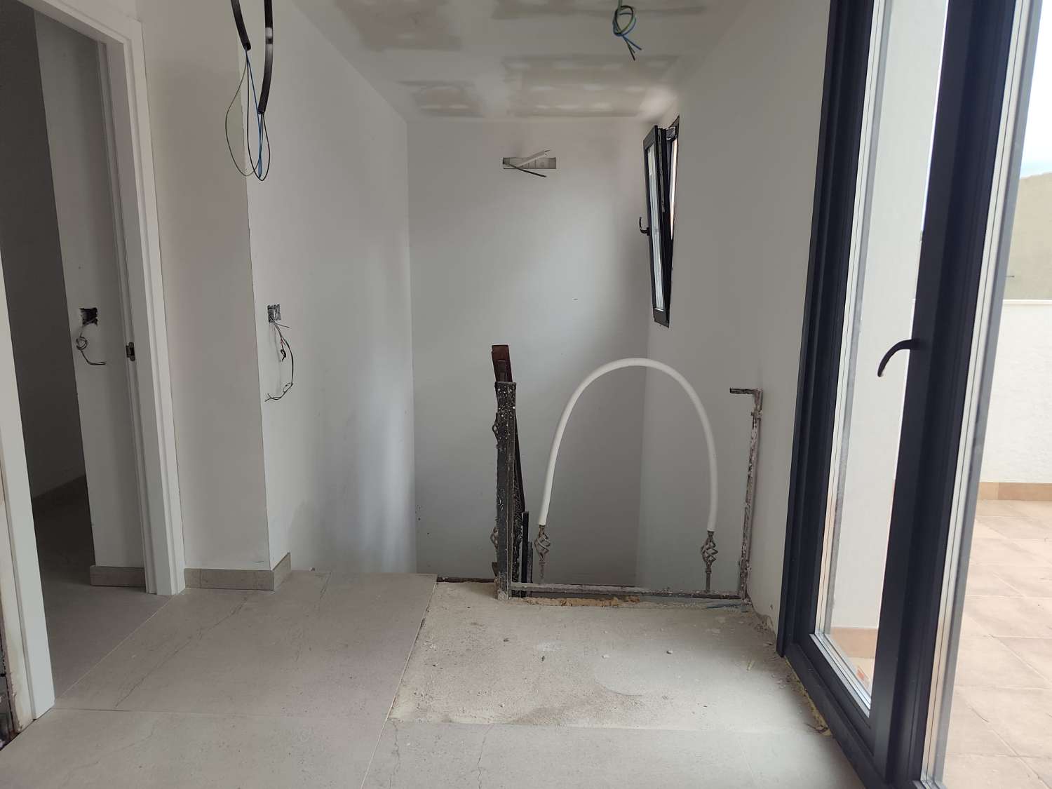 Exclusiva villa en Miami Platja, completamente rehabilitada y equipada con piscina, jacuzzi y acabados de lujo.