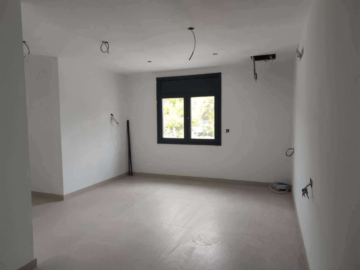 Exclusiva villa en Miami Platja, completamente rehabilitada y equipada con piscina, jacuzzi y acabados de lujo.