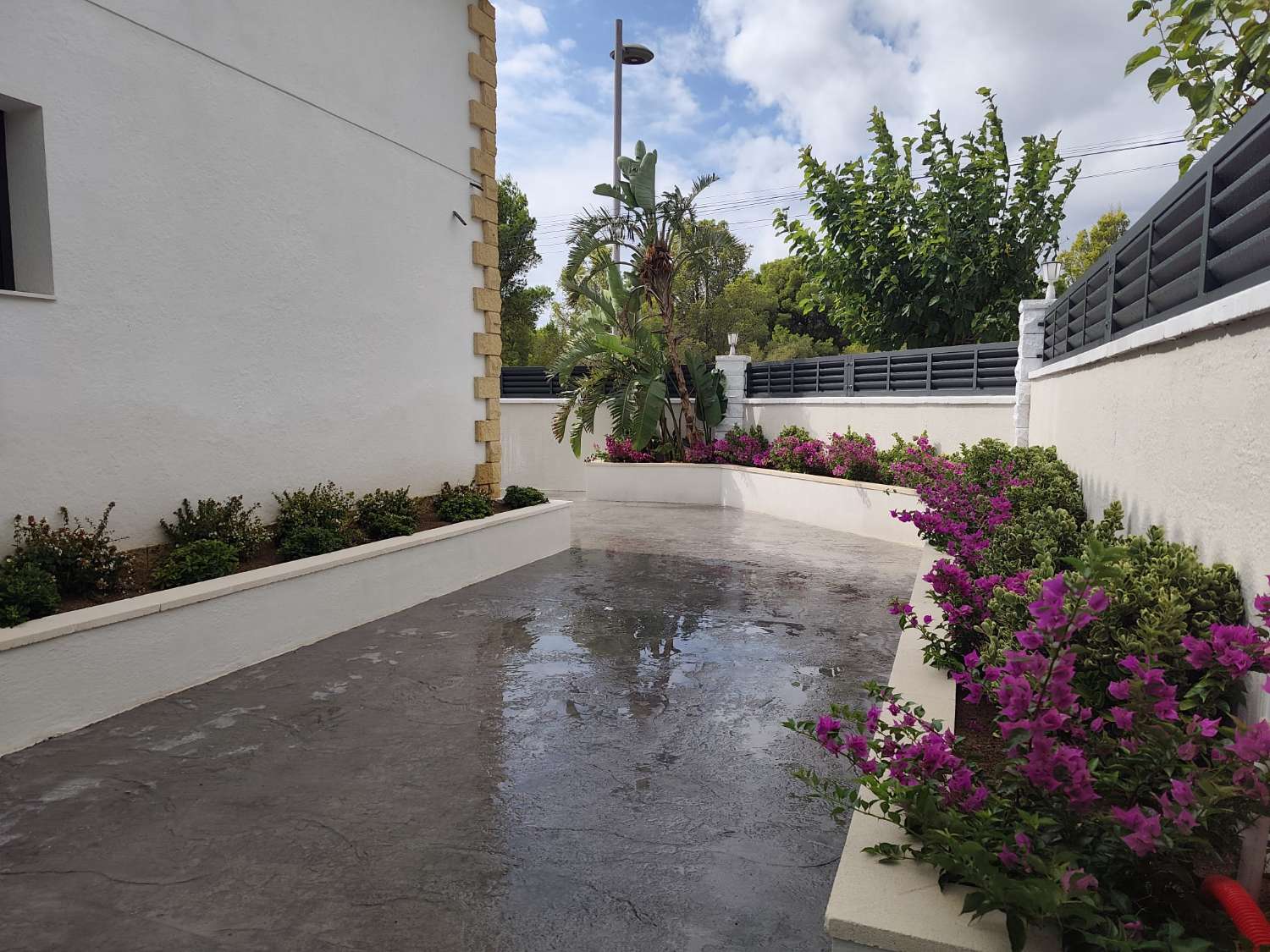 Exclusiva villa en Miami Platja, completamente rehabilitada y equipada con piscina, jacuzzi y acabados de lujo.