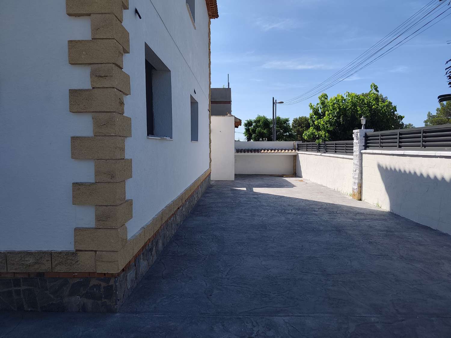 Exclusiva villa en Miami Platja en Rehabilitacion total con piscina, jacuzzi y acabados premium