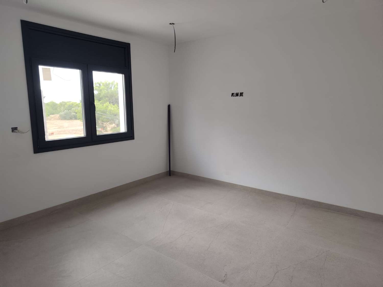 Exclusiva villa en Miami Platja, completamente rehabilitada y equipada con piscina, jacuzzi y acabados de lujo.