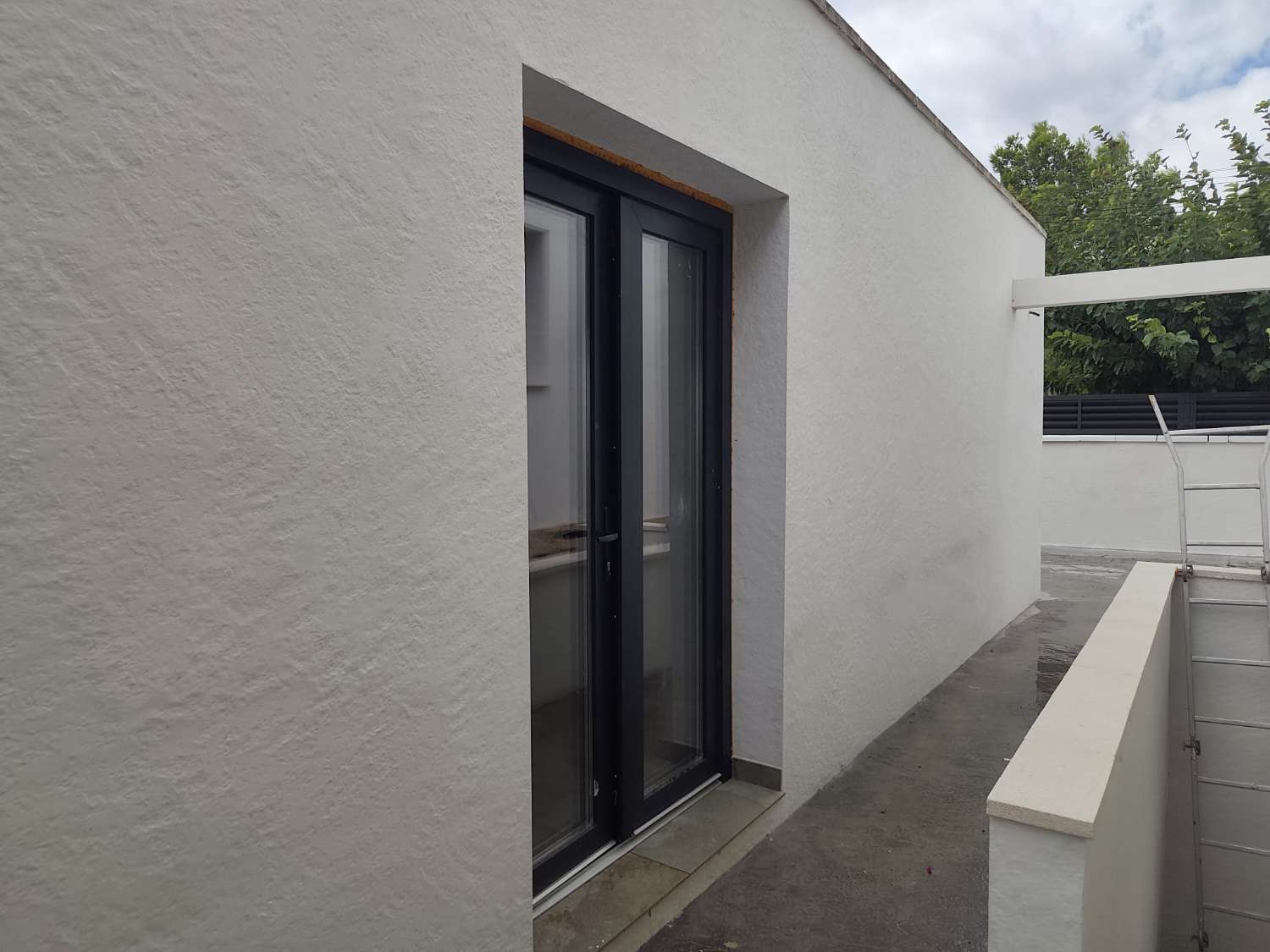 Exclusiva villa en Miami Platja, completamente rehabilitada y equipada con piscina, jacuzzi y acabados de lujo.