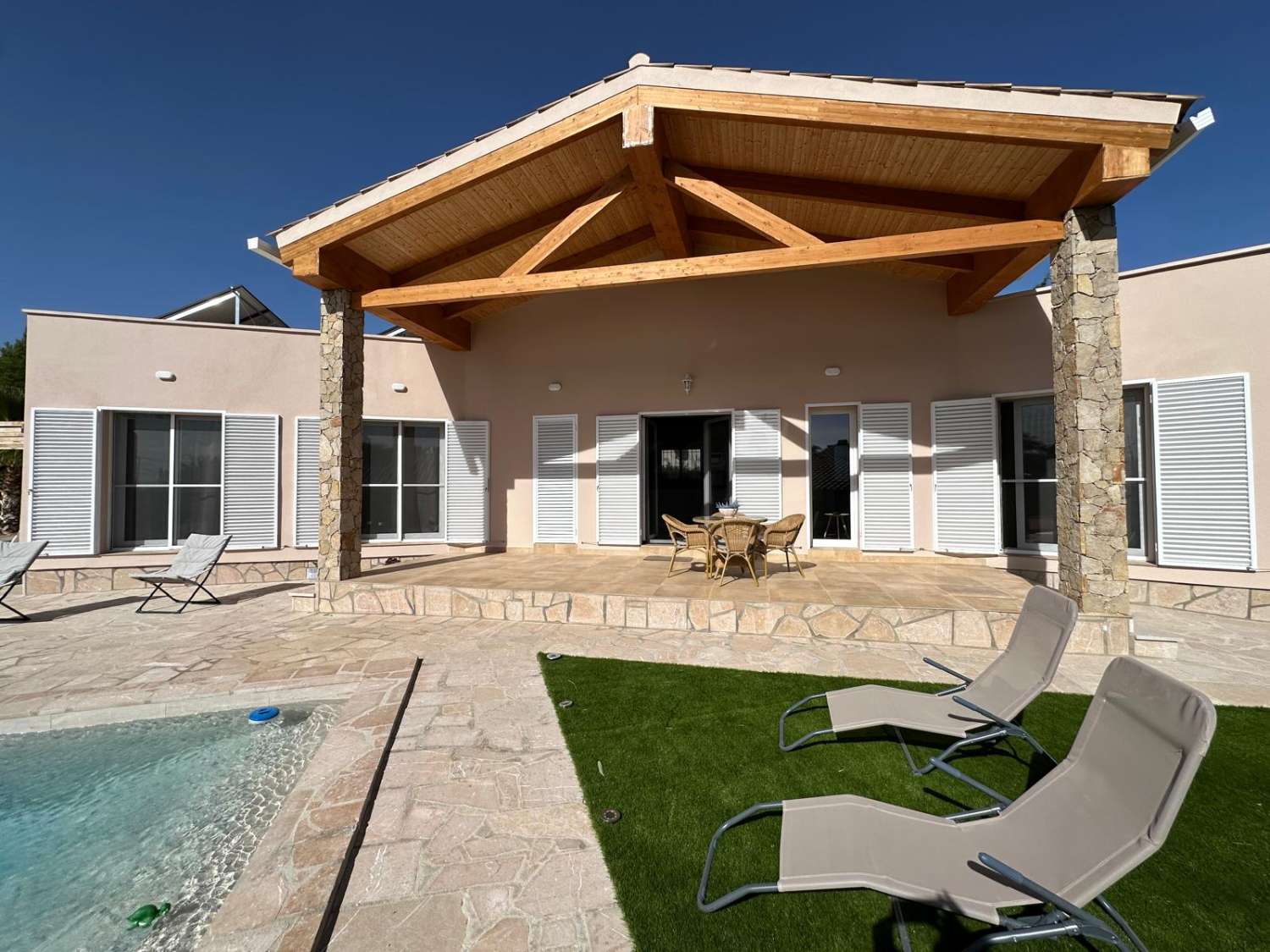 ¡Nueva casa unifamiliar con piscina privada!