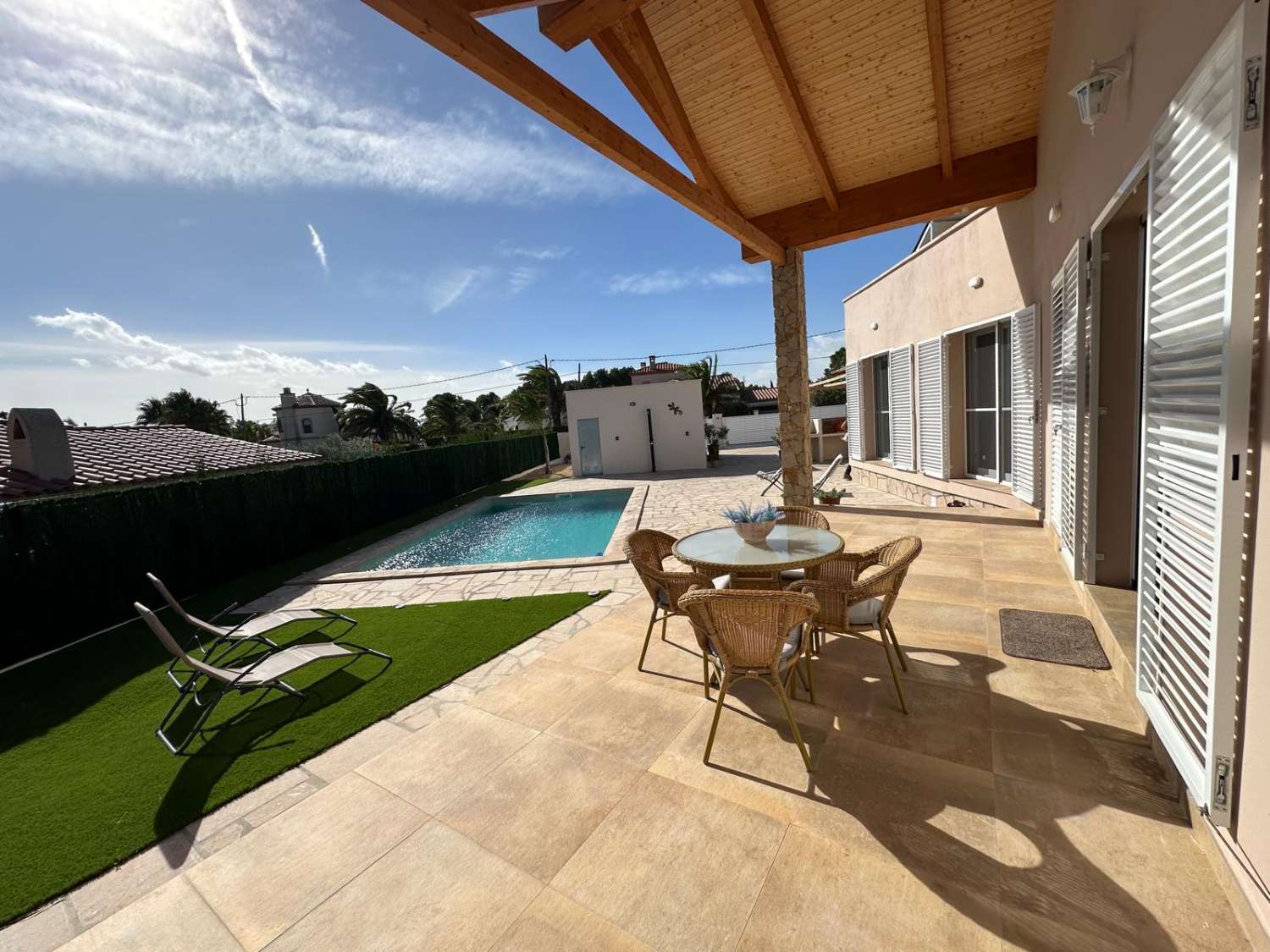 ¡Nueva casa unifamiliar con piscina privada!