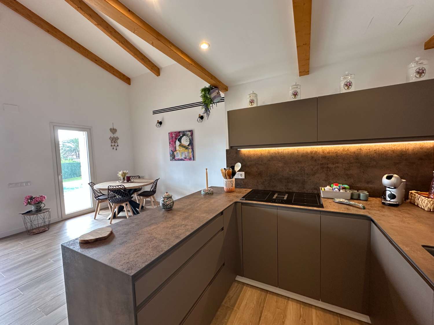 ¡Nueva casa unifamiliar con piscina privada!