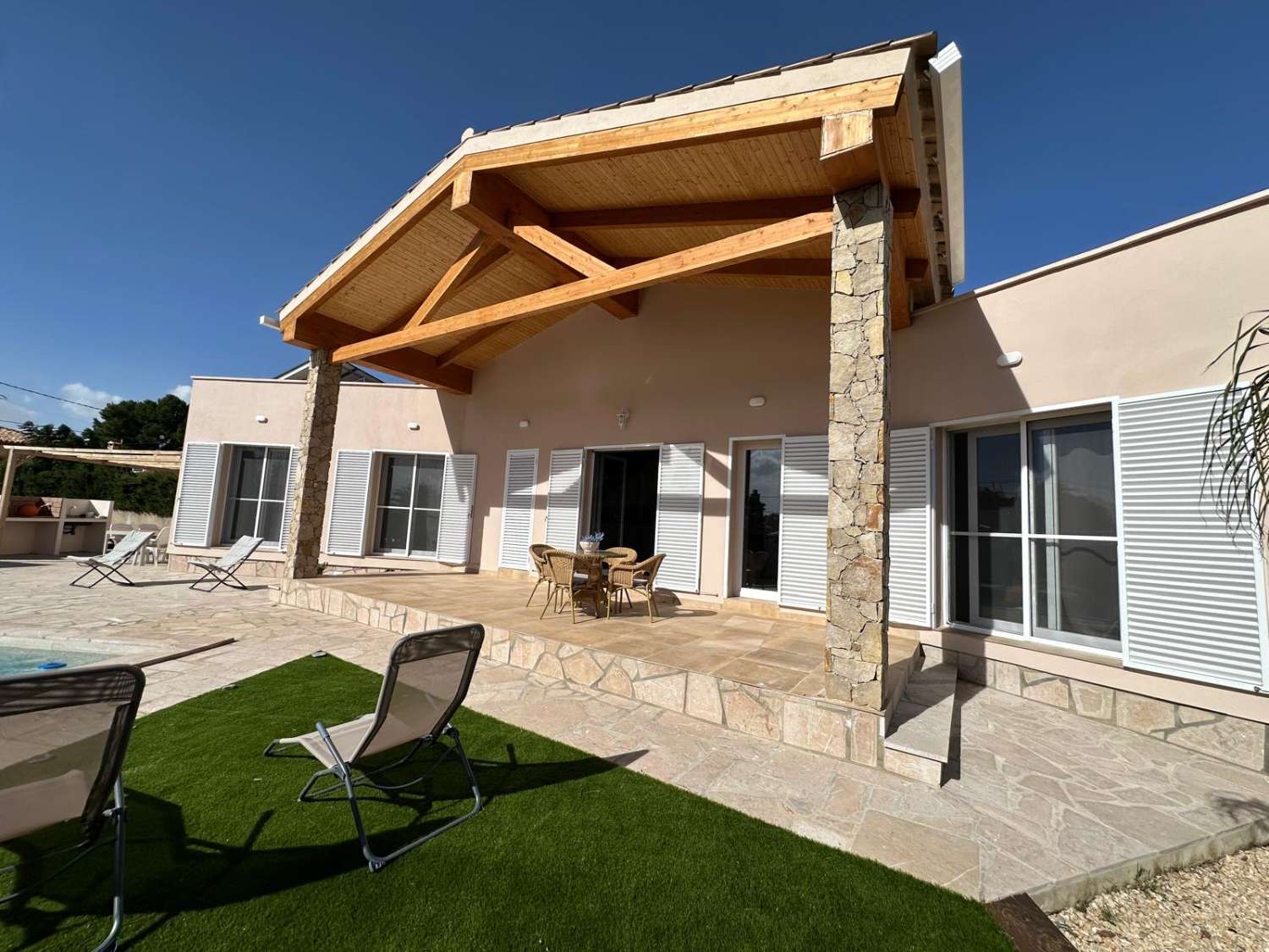 ¡Nueva casa unifamiliar con piscina privada!