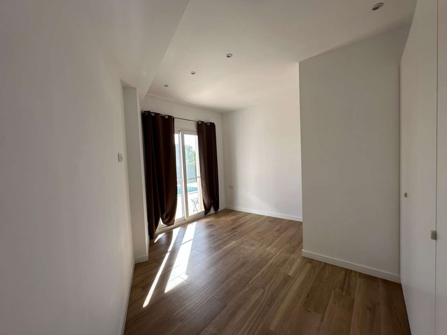 ¡Nueva casa unifamiliar con piscina privada!