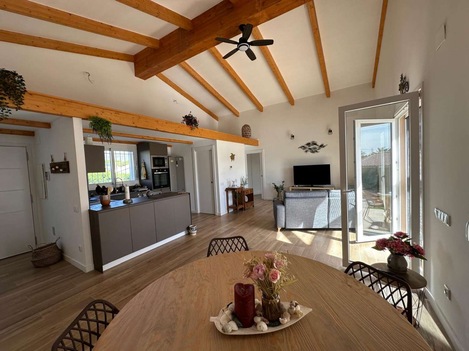 ¡Nueva casa unifamiliar con piscina privada!