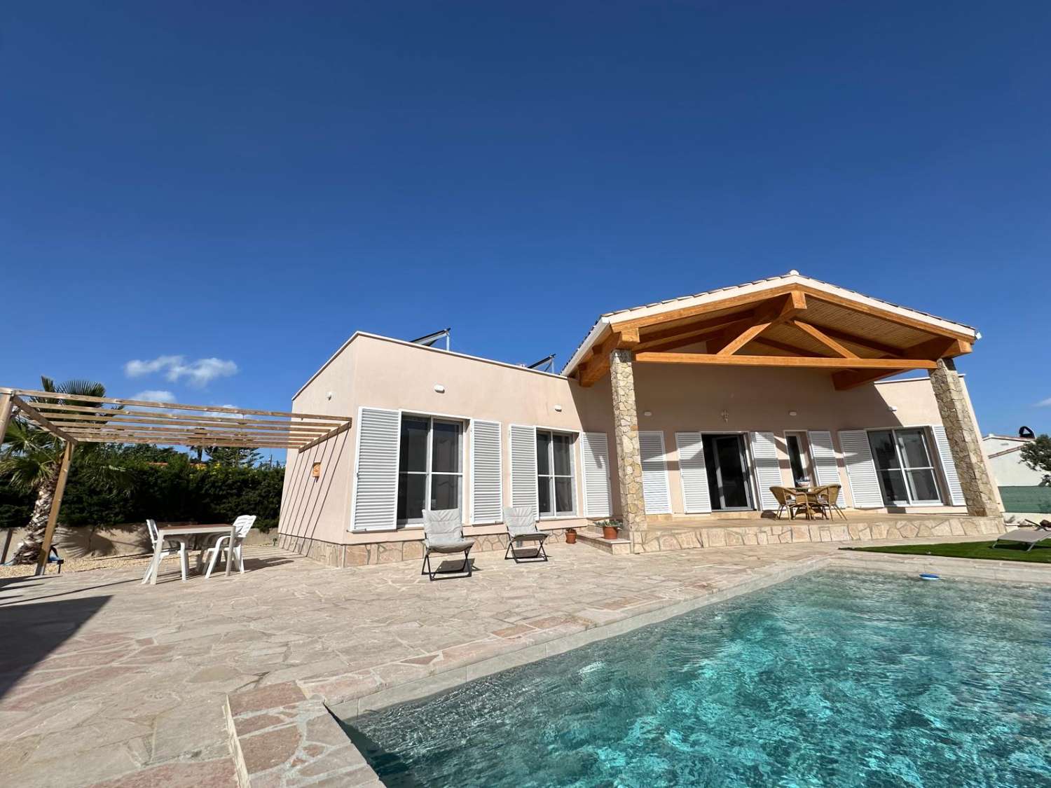 ¡Nueva casa unifamiliar con piscina privada!