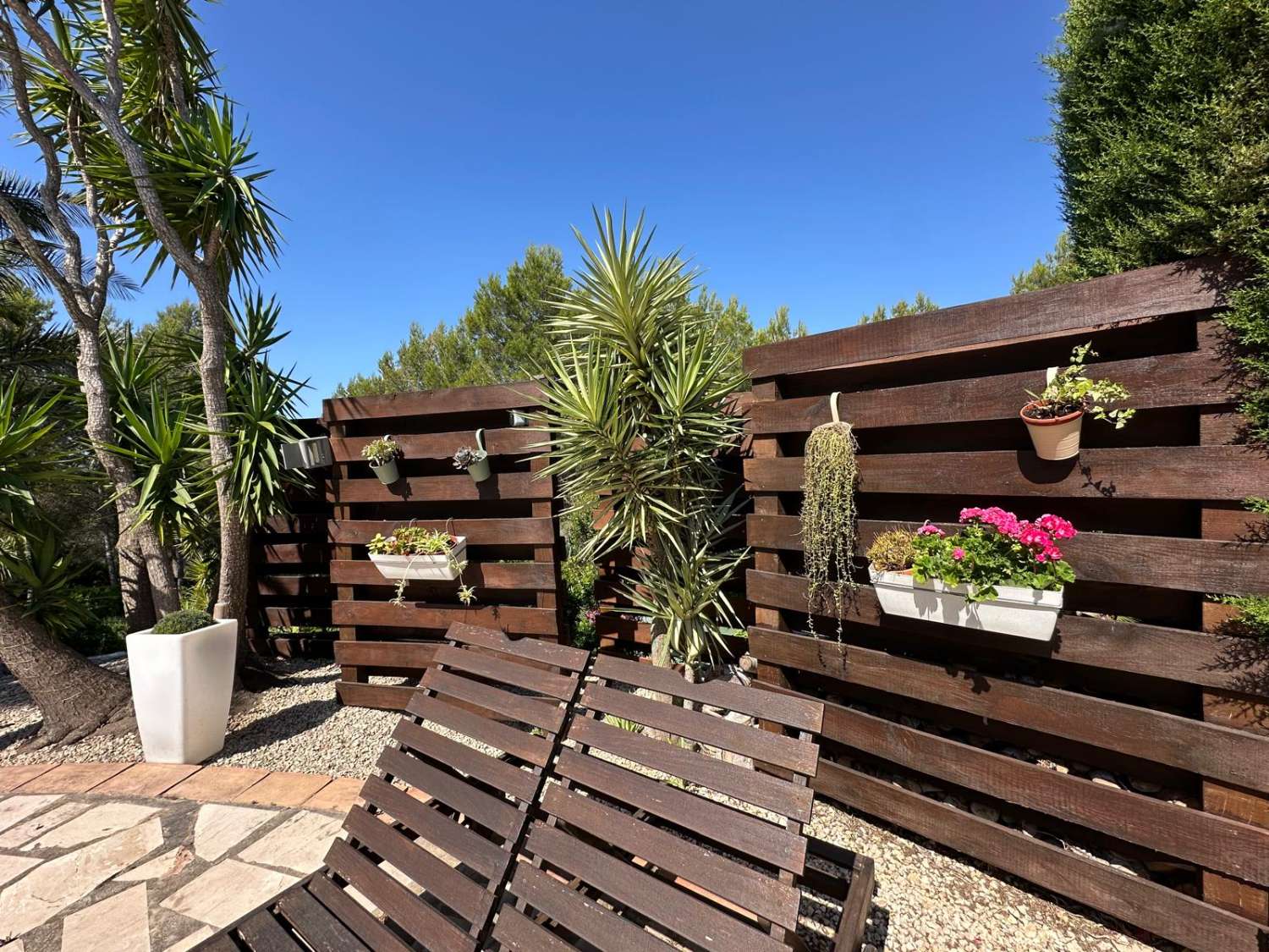 Propiedad preciosa con una gran parcela bien plantada de árboles