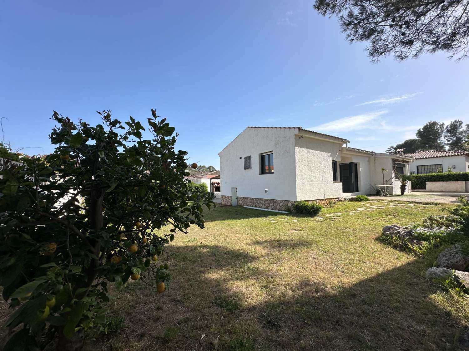 Casa independiente con hermoso jardín en Miami Platja