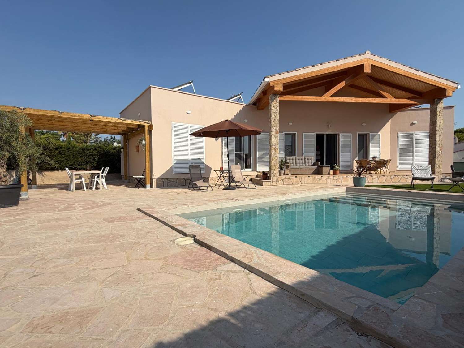 ¡Nueva casa unifamiliar con piscina privada!