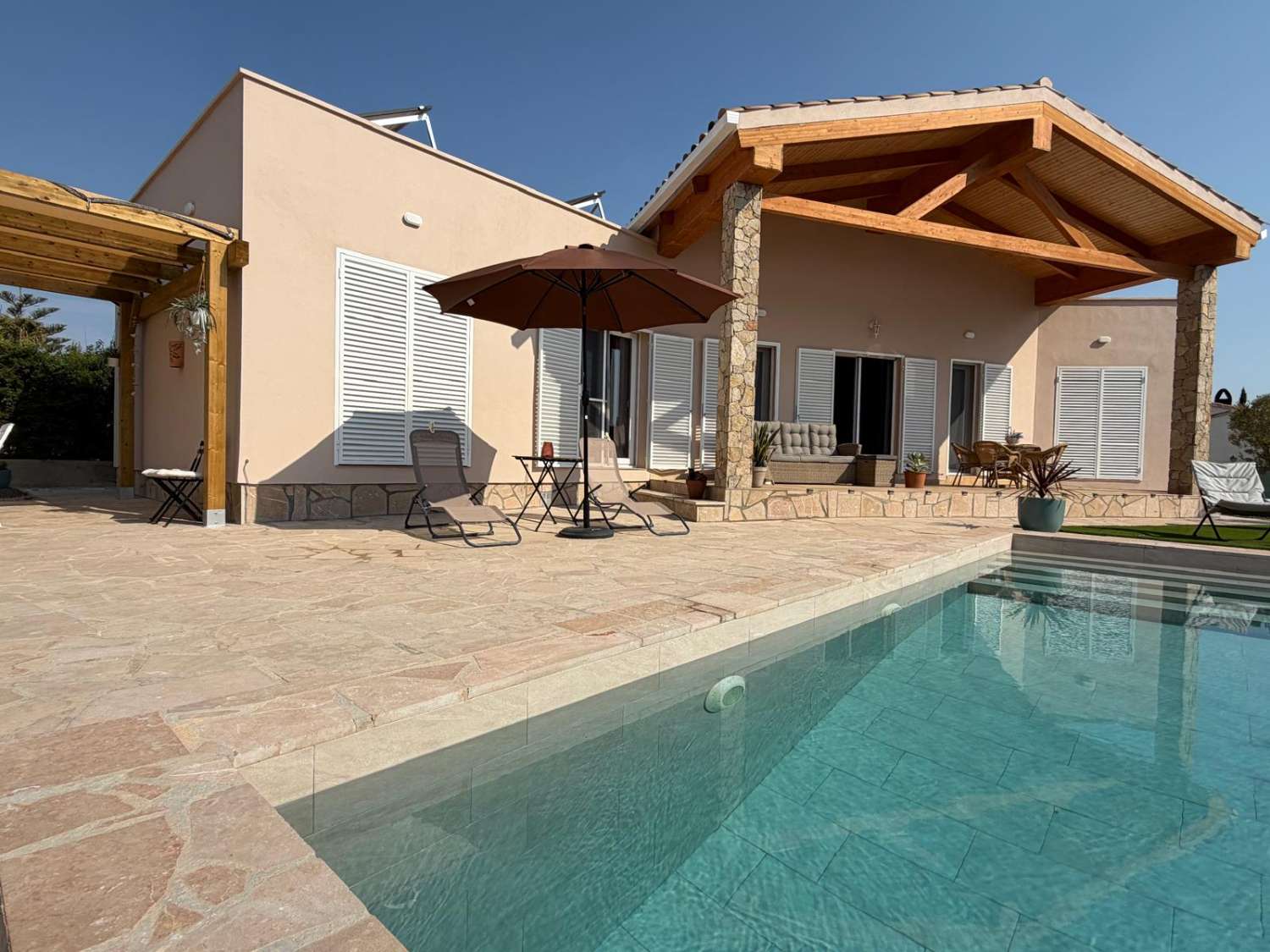 ¡Nueva casa unifamiliar con piscina privada!