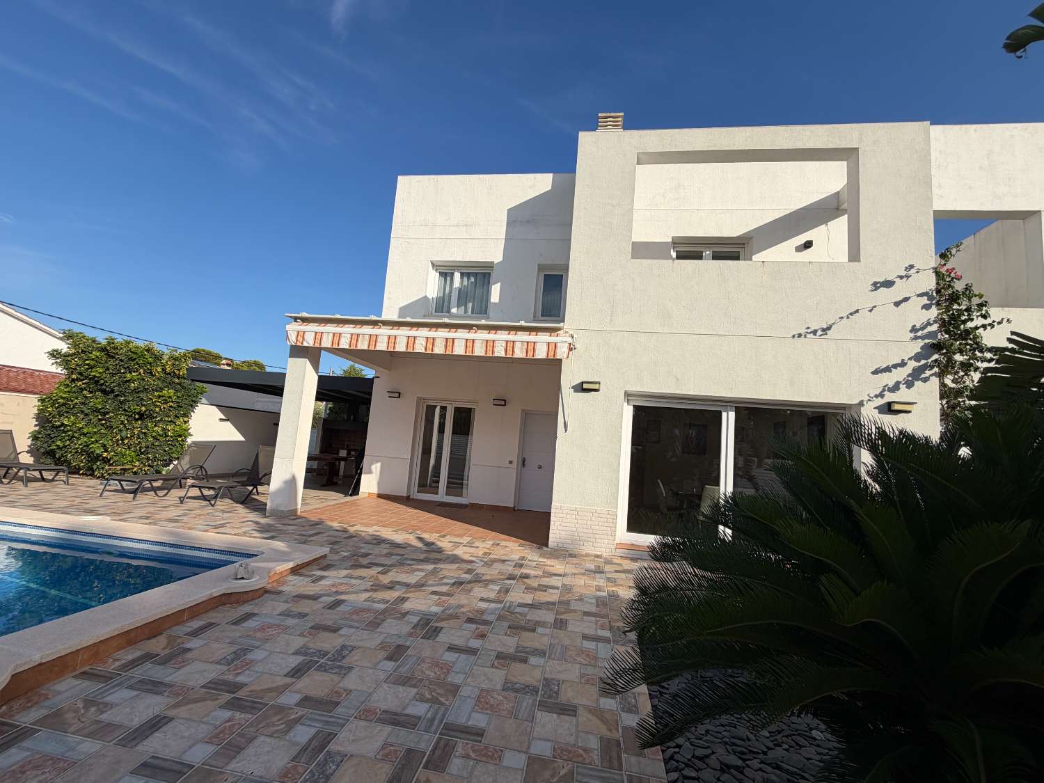 Casa moderna con piscina a 450m de la playa