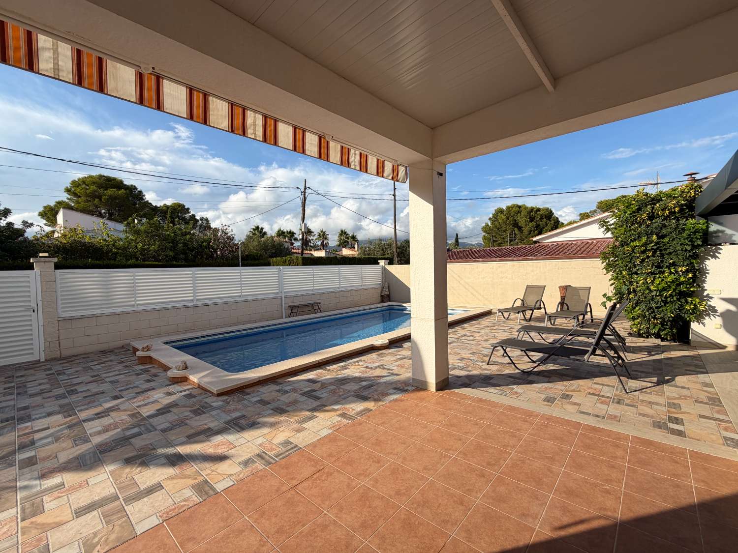 Casa moderna con piscina a 450m de la playa