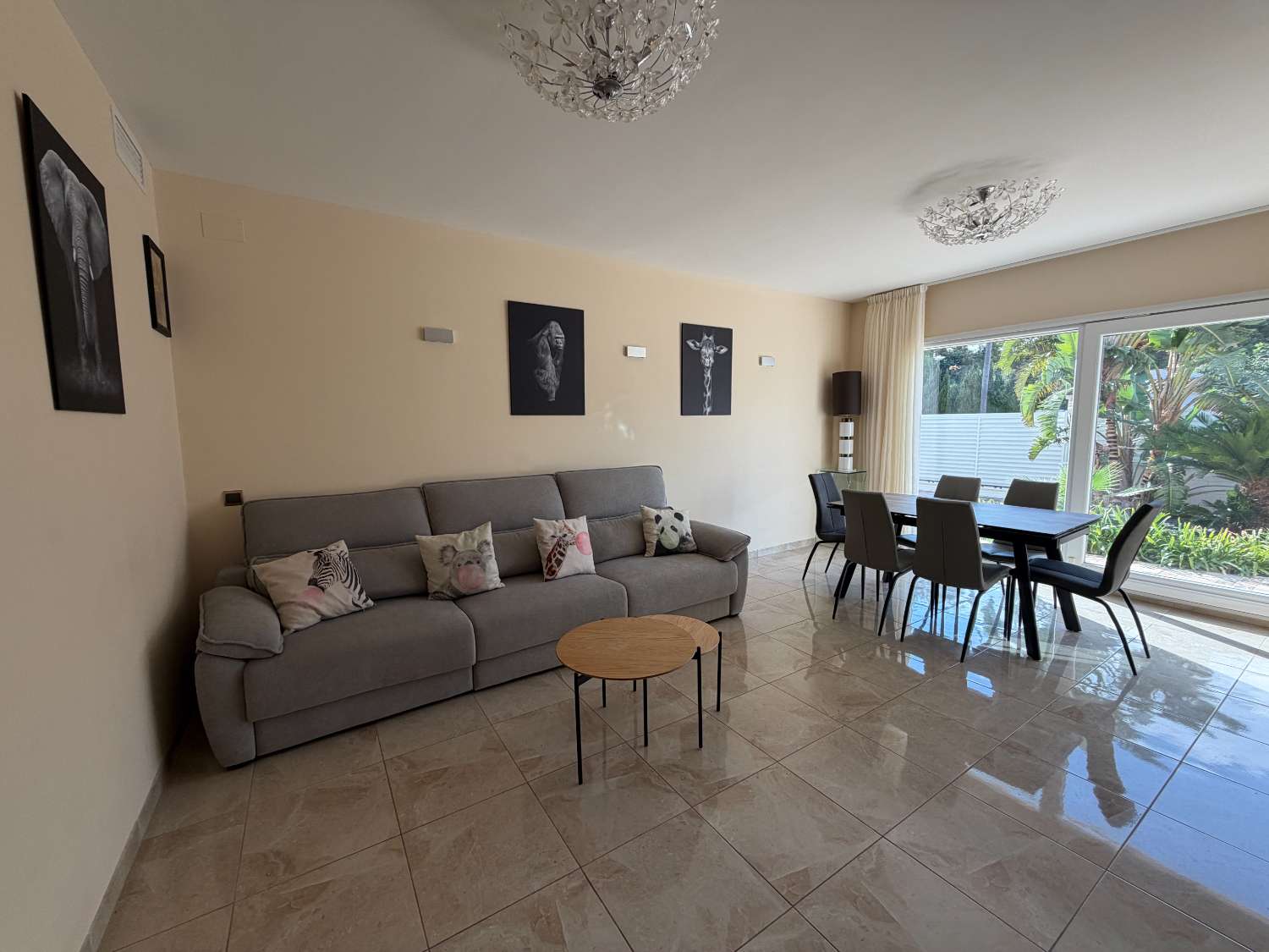 Casa moderna con piscina a 450m de la playa