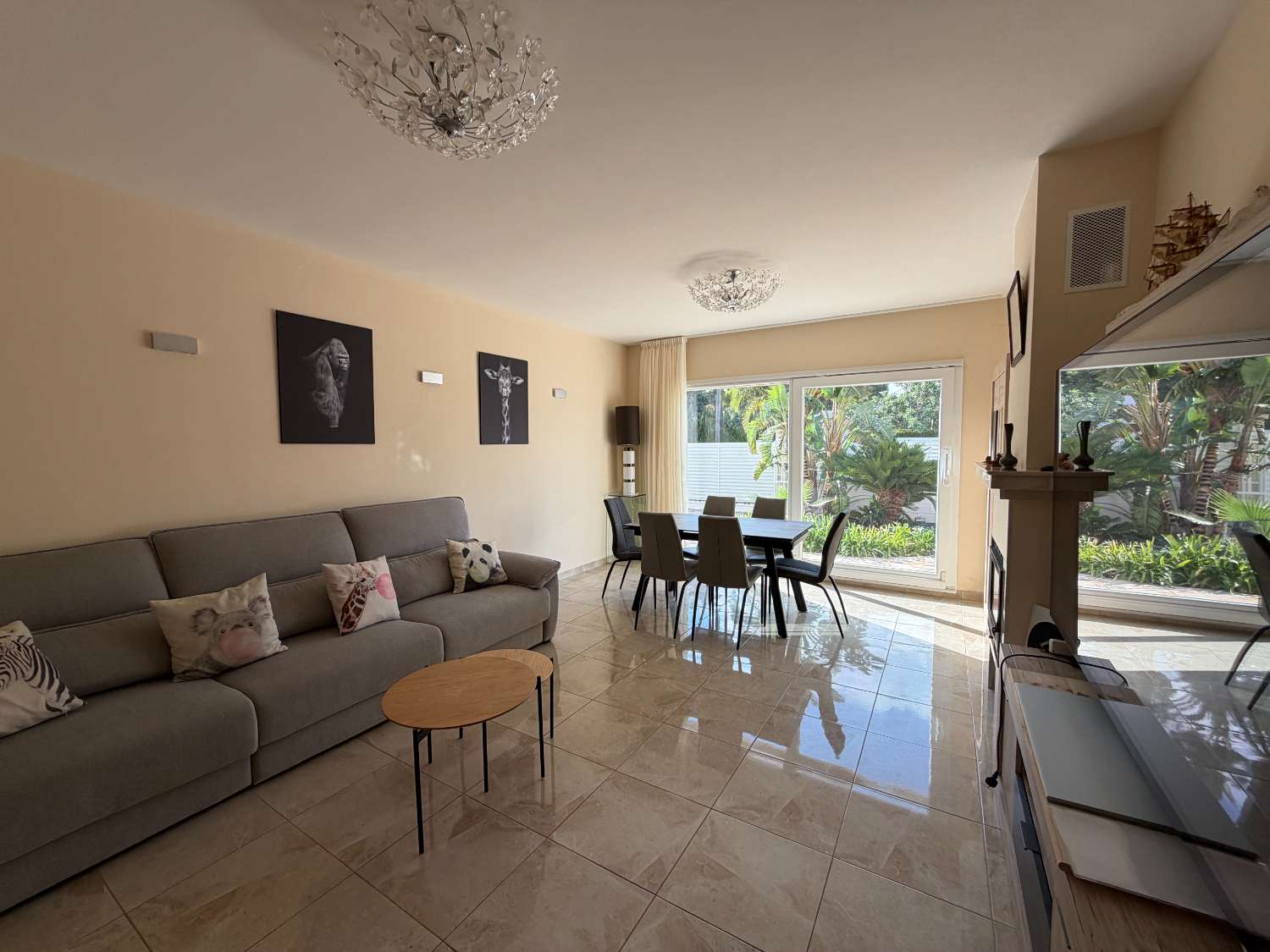 Casa moderna con piscina a 450m de la playa