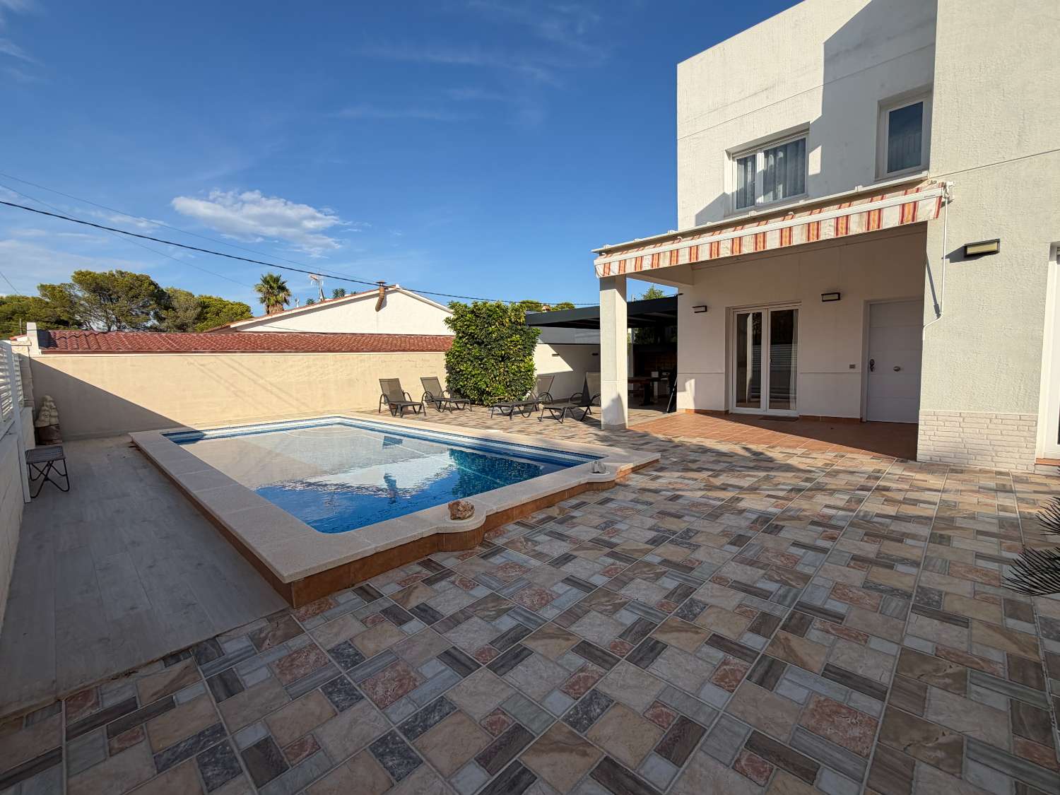 Casa moderna con piscina a 450m de la playa
