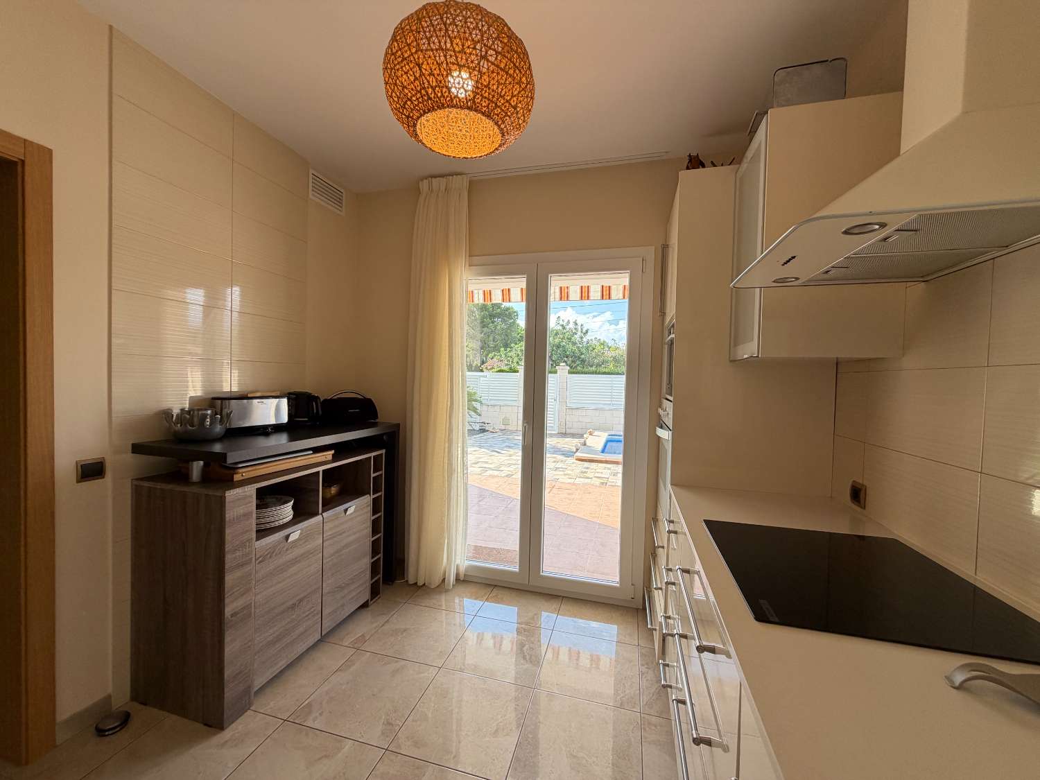 Casa moderna con piscina a 450m de la playa